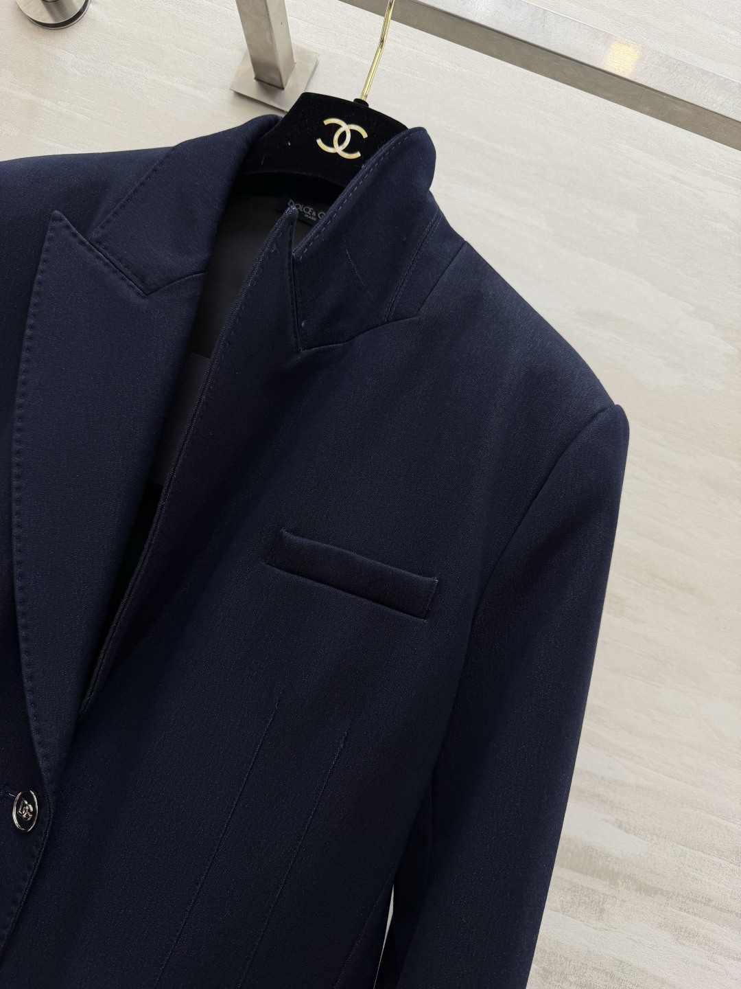 #D&G²⁶ss藏青色西装外套 真的是永不过时的高级感✨这件西装直接把「得体」焊在身上 挺括版型不挑身材