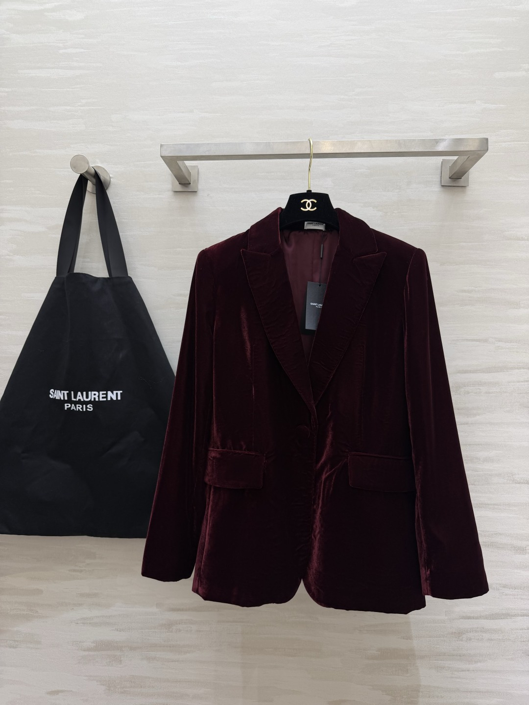 NO:804133,#YSL Silk Velvet Suit Welds French nobility to the body. The texture of silk velvet is really amazing. It has a delicate soft light under the light. The burgundy is retro and rich, and the black classic is timeless. One piece can support the high-end sense of the entire outfit. It can be worn for commuting, dating, and dinner. Wearing it will make you an urban heroine with her own aura!  High-quality customization, available in stock first size S/M/L (S size bust 86, length 66), saint laurent, business suit, real silk,19860909#YSL真丝丝绒西装 把法式贵气焊在身上 真丝丝绒的质感真的太绝了 在光线下泛着细腻的柔光 酒红复古浓郁,黑色经典永不过时 一件就能撑起整个穿搭的高级感 通勤、约会、晚宴都能hold住 穿上就是自带气场的都市女主！ 高品质定制 现货首发sizeS/M/L（s码胸围86,衣长66）,,saint laurent,business suit,real silk,,Women's clothing