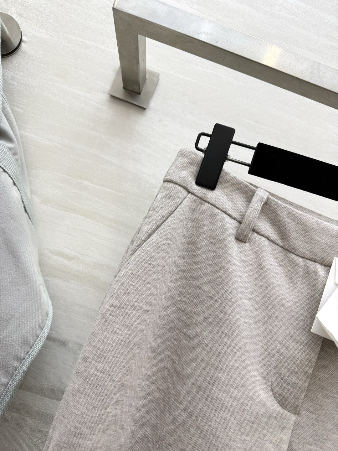 #Brunello Cucinell♡²⁶燕麦色微喇西装裤 BC把「低调奢华」焊在身上的通勤神裤！软糯羊