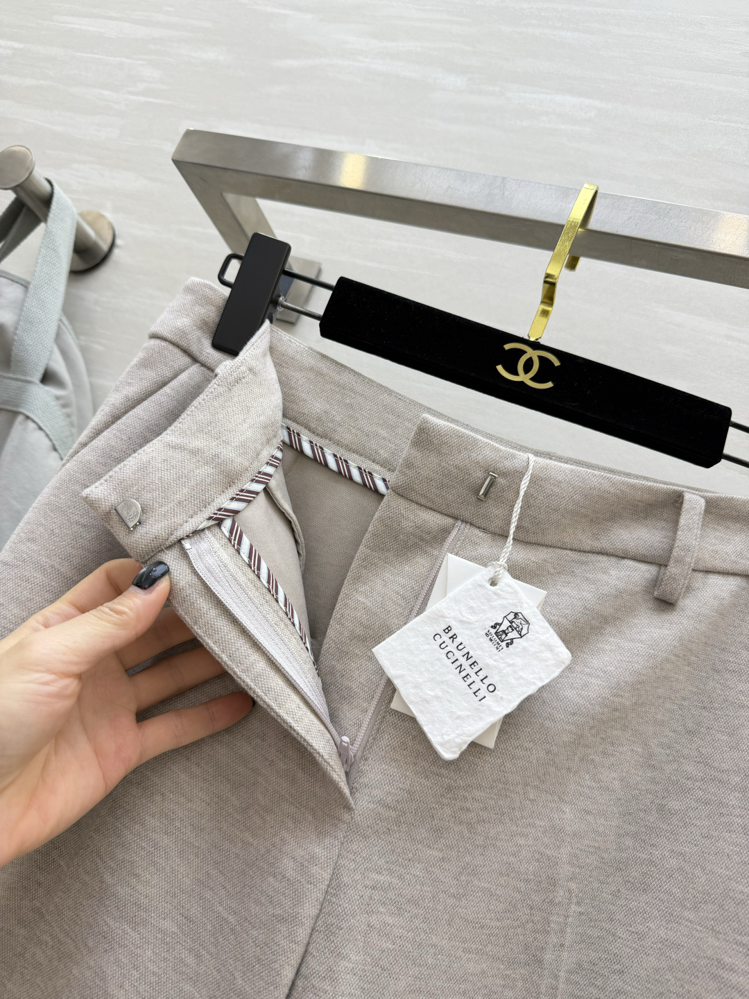 #Brunello Cucinell♡²⁶燕麦色微喇西装裤 BC把「低调奢华」焊在身上的通勤神裤！软糯羊