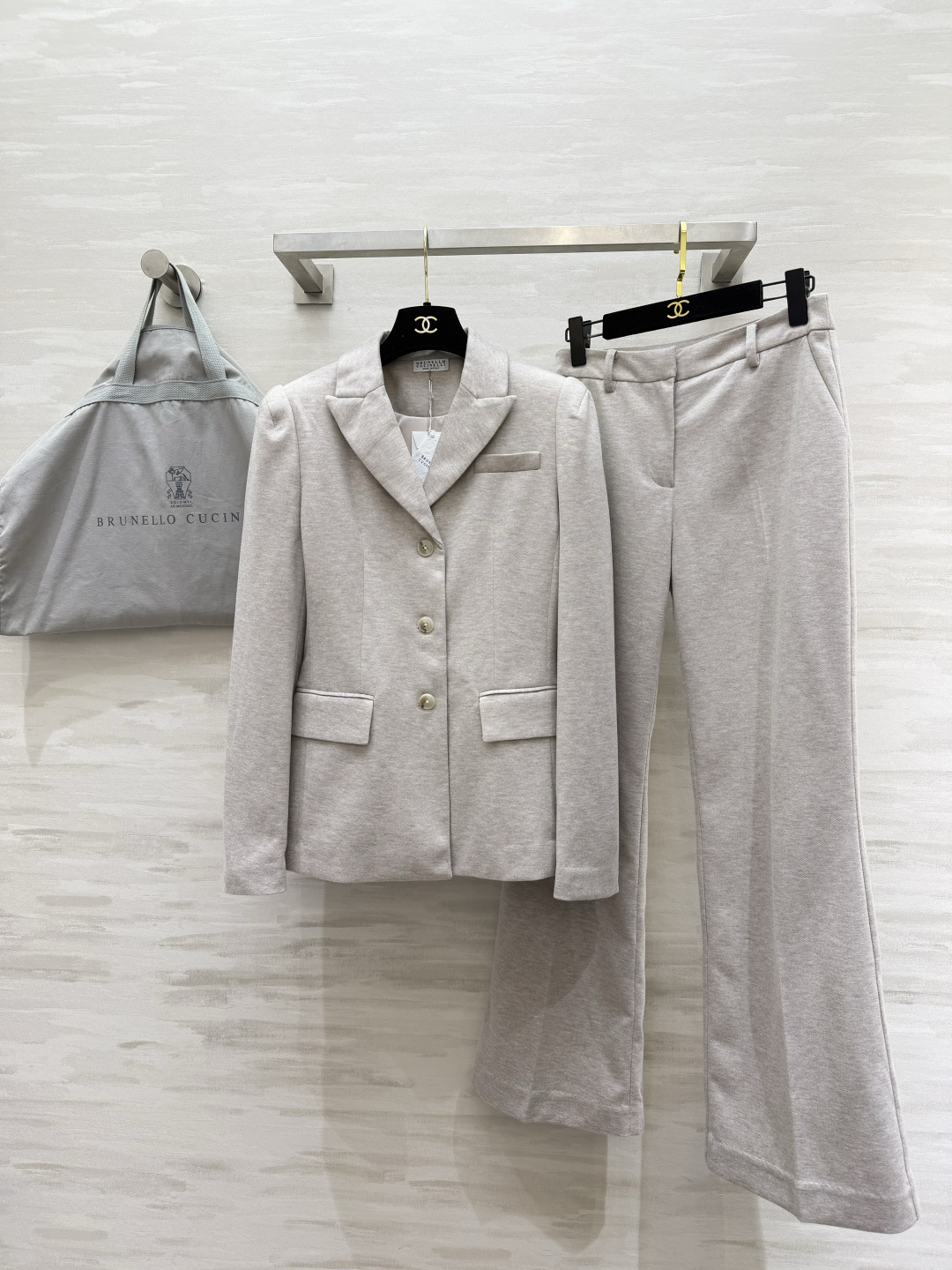 #Brunello Cucinell♡²⁶燕麦色微喇西装裤 BC把「低调奢华」焊在身上的通勤神裤！软糯羊