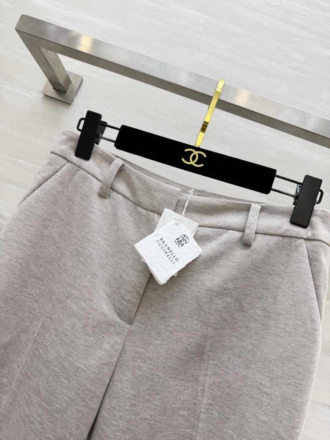 #Brunello Cucinell♡²⁶燕麦色微喇西装裤 BC把「低调奢华」焊在身上的通勤神裤！软糯羊