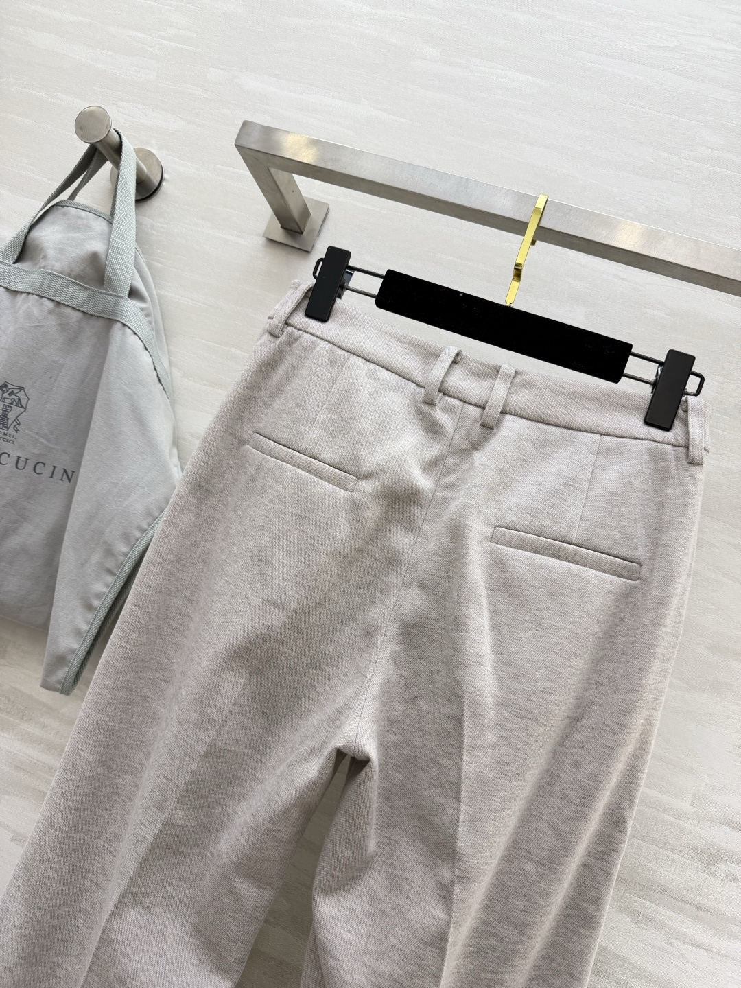 #Brunello Cucinell♡²⁶燕麦色微喇西装裤 BC把「低调奢华」焊在身上的通勤神裤！软糯羊