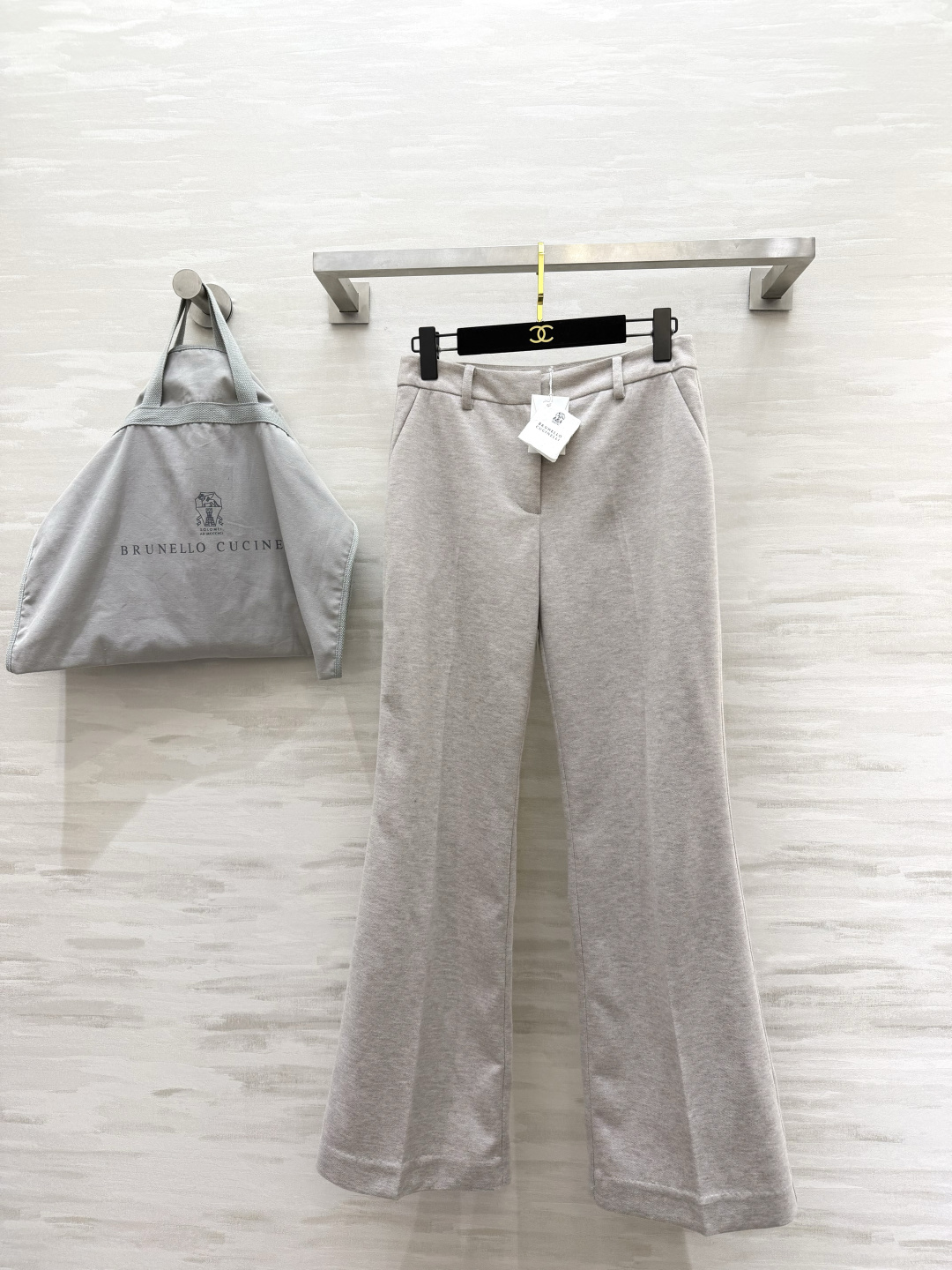 #Brunello Cucinell♡²⁶燕麦色微喇西装裤 BC把「低调奢华」焊在身上的通勤神裤！软糯羊