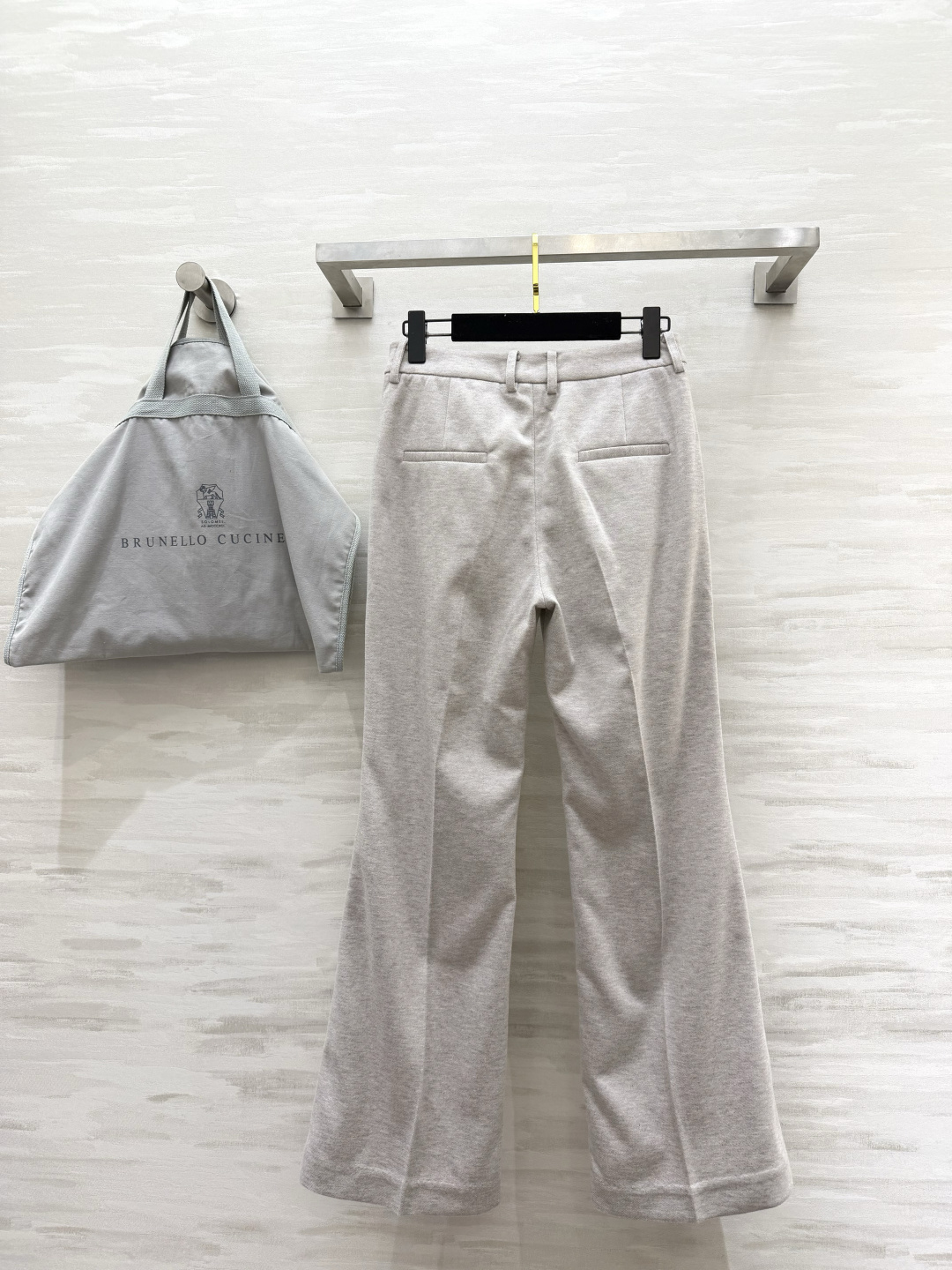 #Brunello Cucinell♡²⁶燕麦色微喇西装裤 BC把「低调奢华」焊在身上的通勤神裤！软糯羊