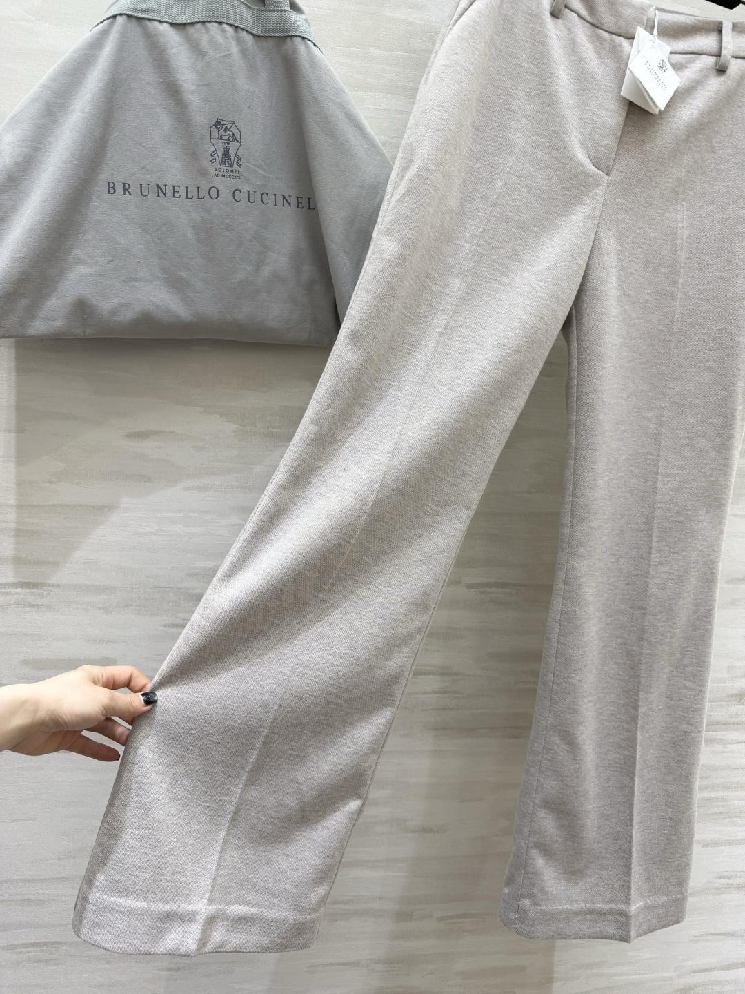 #Brunello Cucinell♡²⁶燕麦色微喇西装裤 BC把「低调奢华」焊在身上的通勤神裤！软糯羊