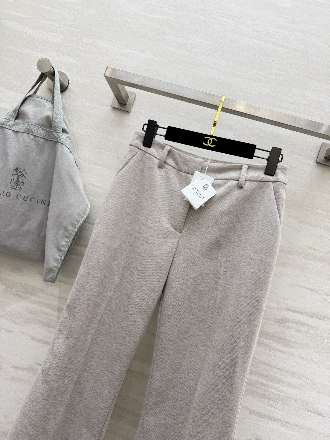 #Brunello Cucinell♡²⁶燕麦色微喇西装裤 BC把「低调奢华」焊在身上的通勤神裤！软糯羊