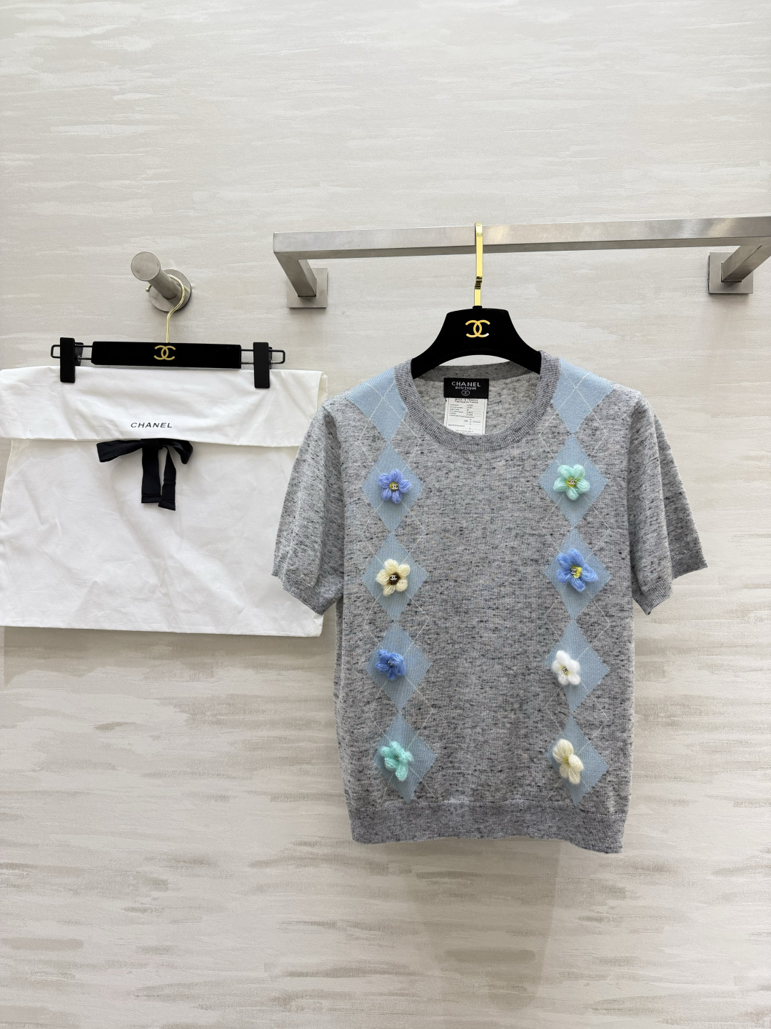 #Chane♡²⁶山茶花菱格短袖针织衫｜ 经典菱格纹 立体手工山茶花 每一朵都缀着双C标！奶白/花灰两色