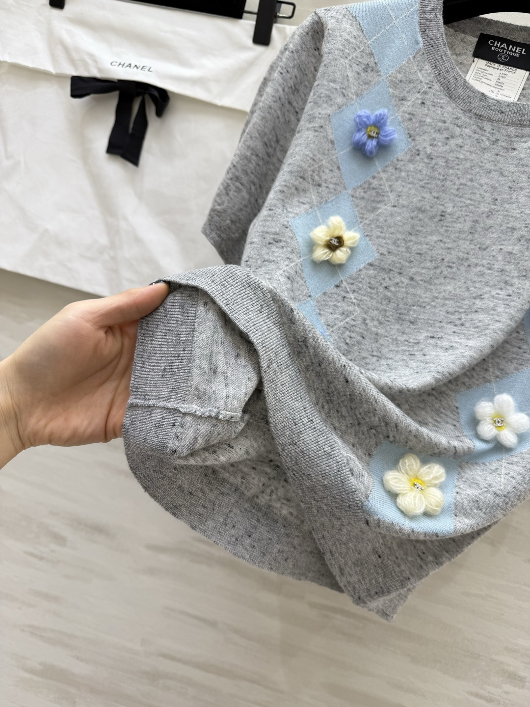 #Chane♡²⁶山茶花菱格短袖针织衫｜ 经典菱格纹 立体手工山茶花 每一朵都缀着双C标！奶白/花灰两色