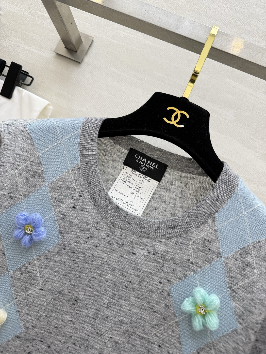 #Chane♡²⁶山茶花菱格短袖针织衫｜ 经典菱格纹 立体手工山茶花 每一朵都缀着双C标！奶白/花灰两色