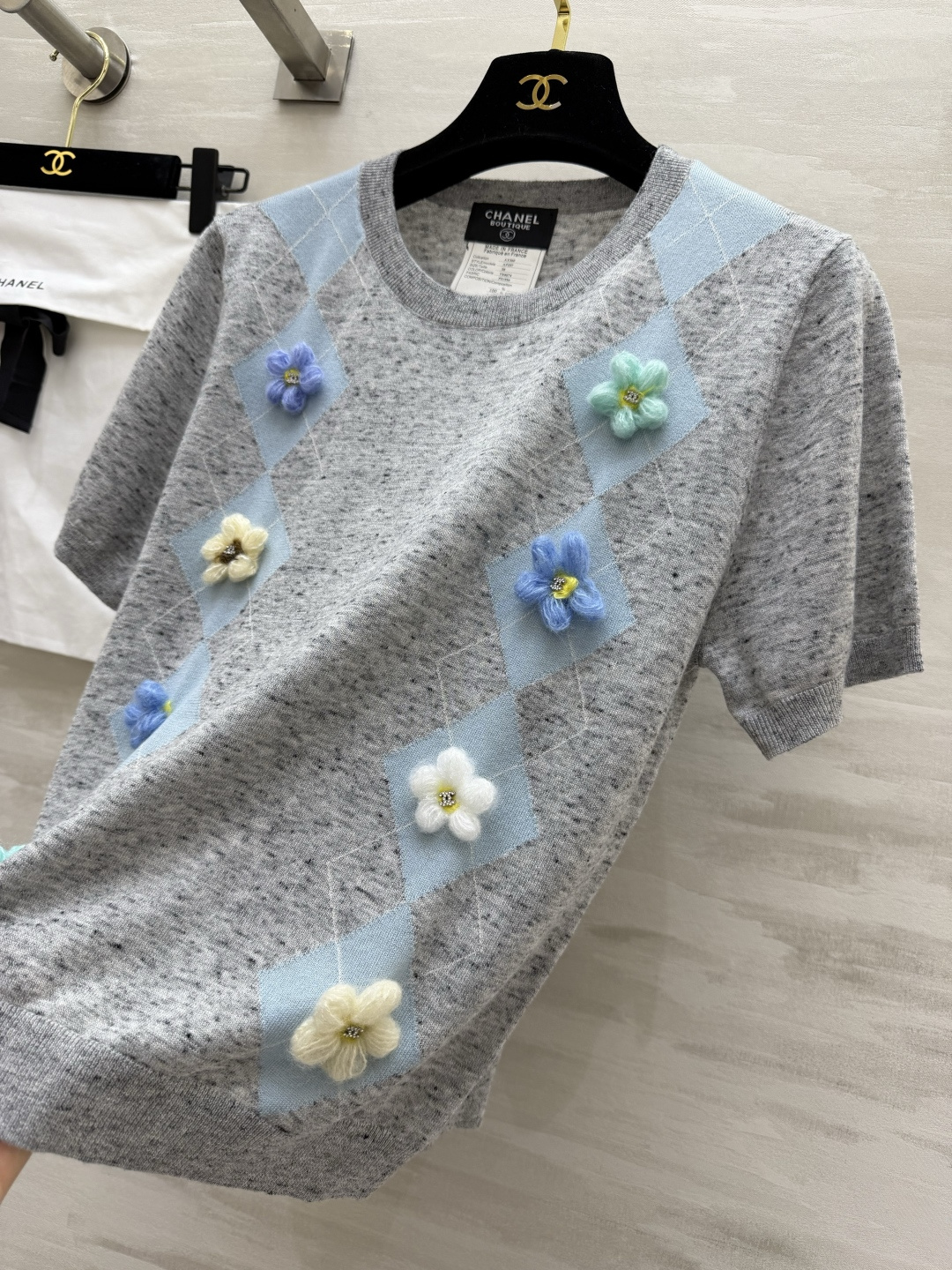 #Chane♡²⁶山茶花菱格短袖针织衫｜ 经典菱格纹 立体手工山茶花 每一朵都缀着双C标！奶白/花灰两色