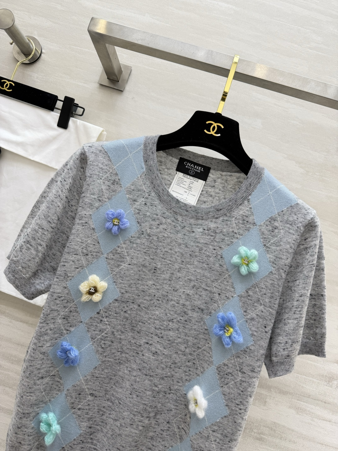 #Chane♡²⁶山茶花菱格短袖针织衫｜ 经典菱格纹 立体手工山茶花 每一朵都缀着双C标！奶白/花灰两色