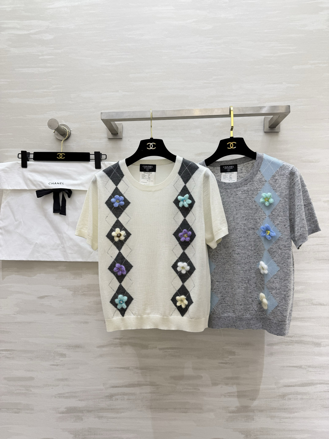 #Chane♡²⁶山茶花菱格短袖针织衫｜ 经典菱格纹 立体手工山茶花 每一朵都缀着双C标！奶白/花灰两色