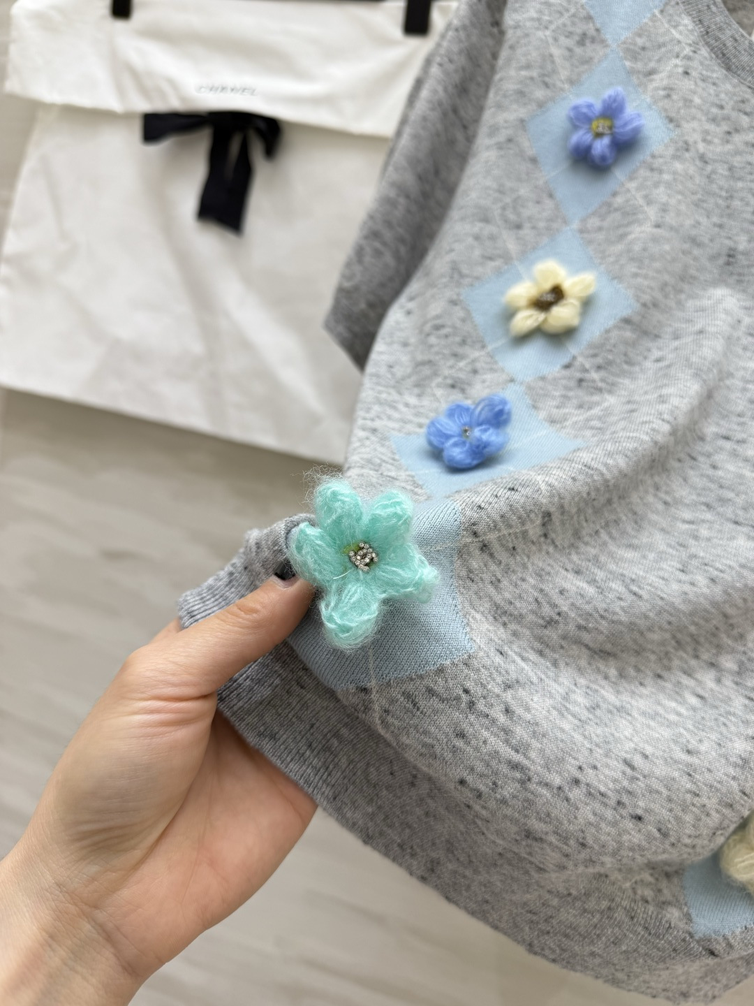 #Chane♡²⁶山茶花菱格短袖针织衫｜ 经典菱格纹 立体手工山茶花 每一朵都缀着双C标！奶白/花灰两色