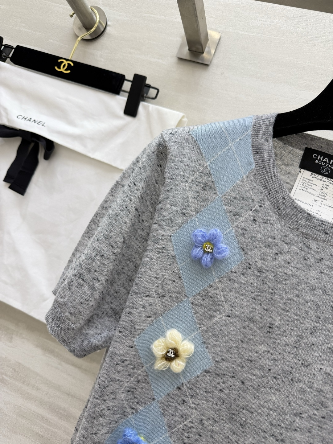 #Chane♡²⁶山茶花菱格短袖针织衫｜ 经典菱格纹 立体手工山茶花 每一朵都缀着双C标！奶白/花灰两色