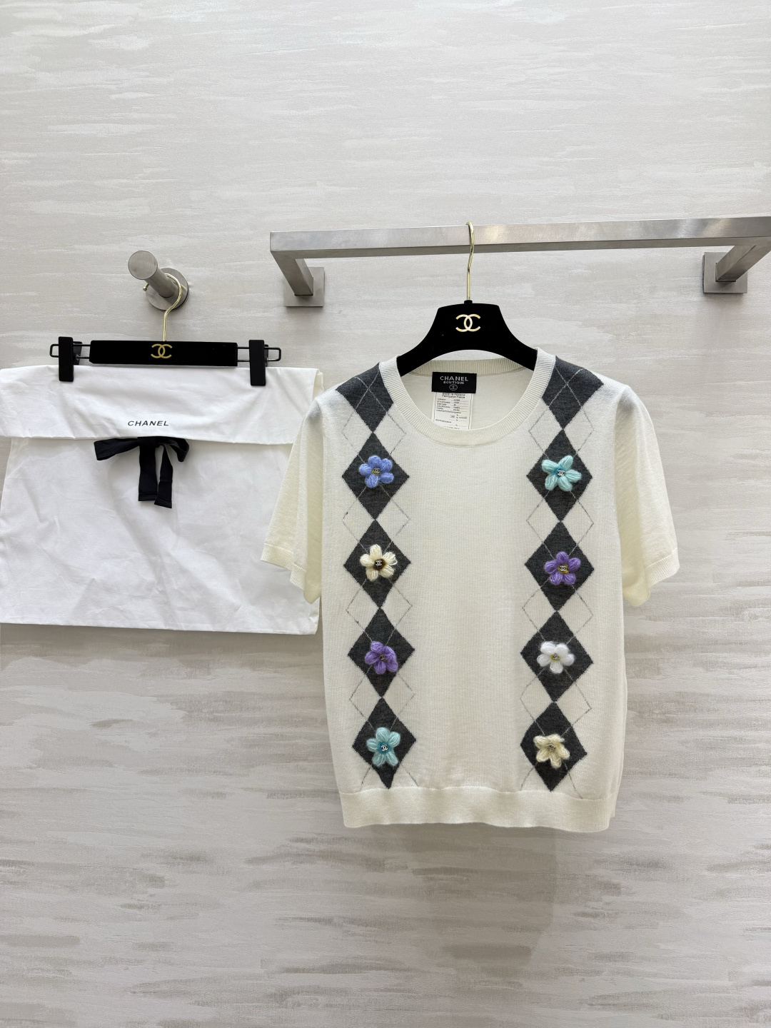 #Chane♡²⁶山茶花菱格短袖针织衫｜ 经典菱格纹 立体手工山茶花 每一朵都缀着双C标！奶白/花灰两色