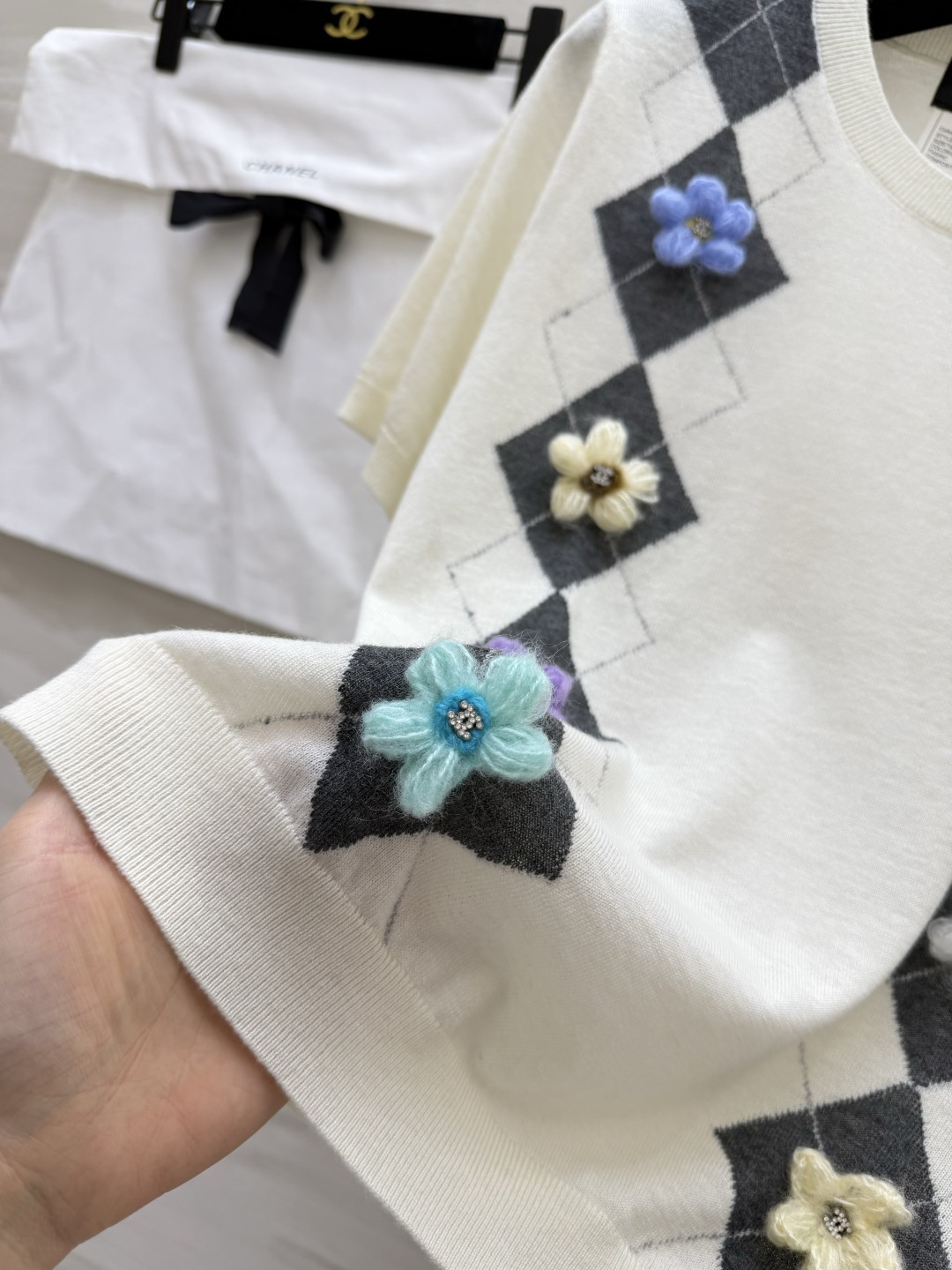 #Chane♡²⁶山茶花菱格短袖针织衫｜ 经典菱格纹 立体手工山茶花 每一朵都缀着双C标！奶白/花灰两色