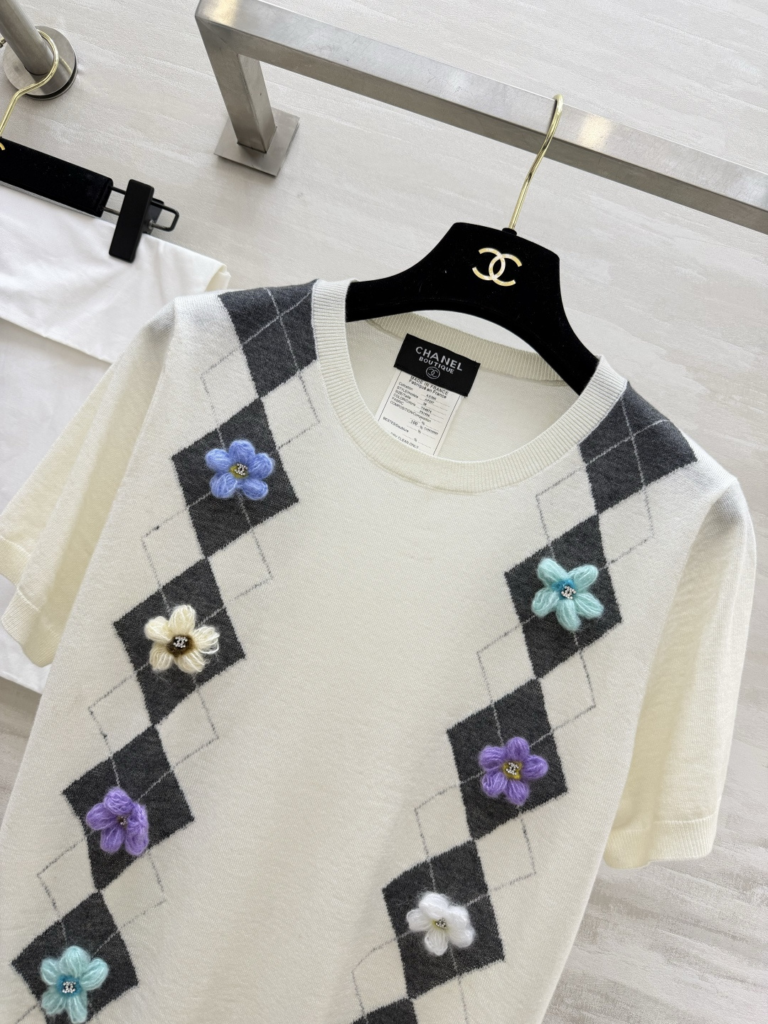 #Chane♡²⁶山茶花菱格短袖针织衫｜ 经典菱格纹 立体手工山茶花 每一朵都缀着双C标！奶白/花灰两色