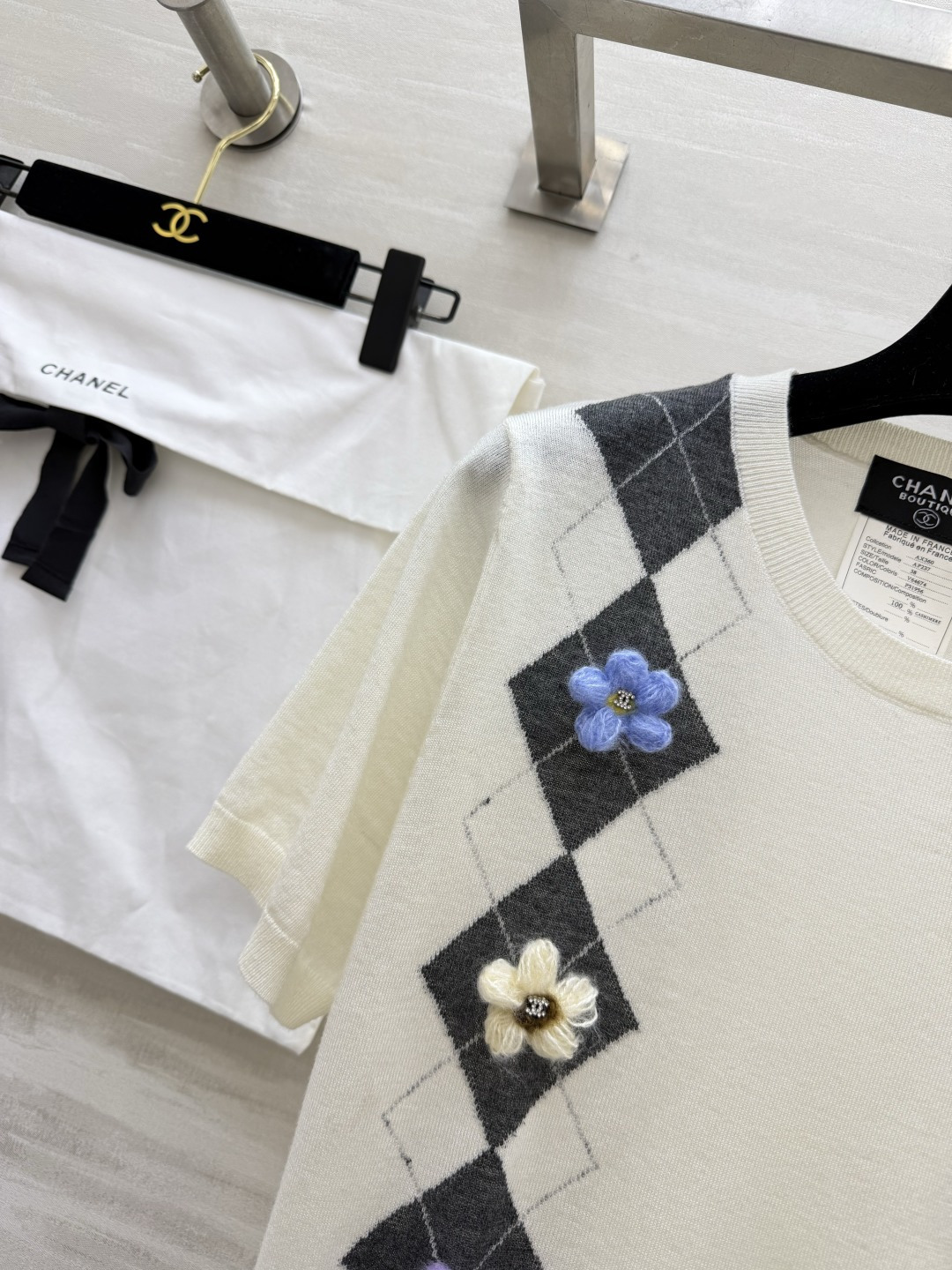 #Chane♡²⁶山茶花菱格短袖针织衫｜ 经典菱格纹 立体手工山茶花 每一朵都缀着双C标！奶白/花灰两色