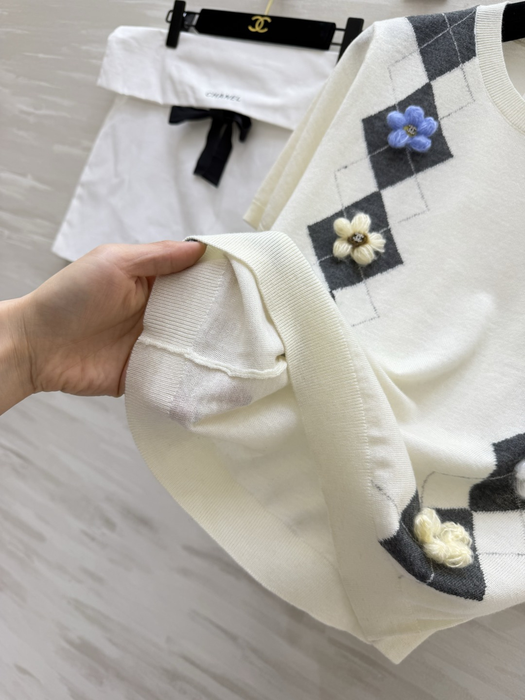 #Chane♡²⁶山茶花菱格短袖针织衫｜ 经典菱格纹 立体手工山茶花 每一朵都缀着双C标！奶白/花灰两色