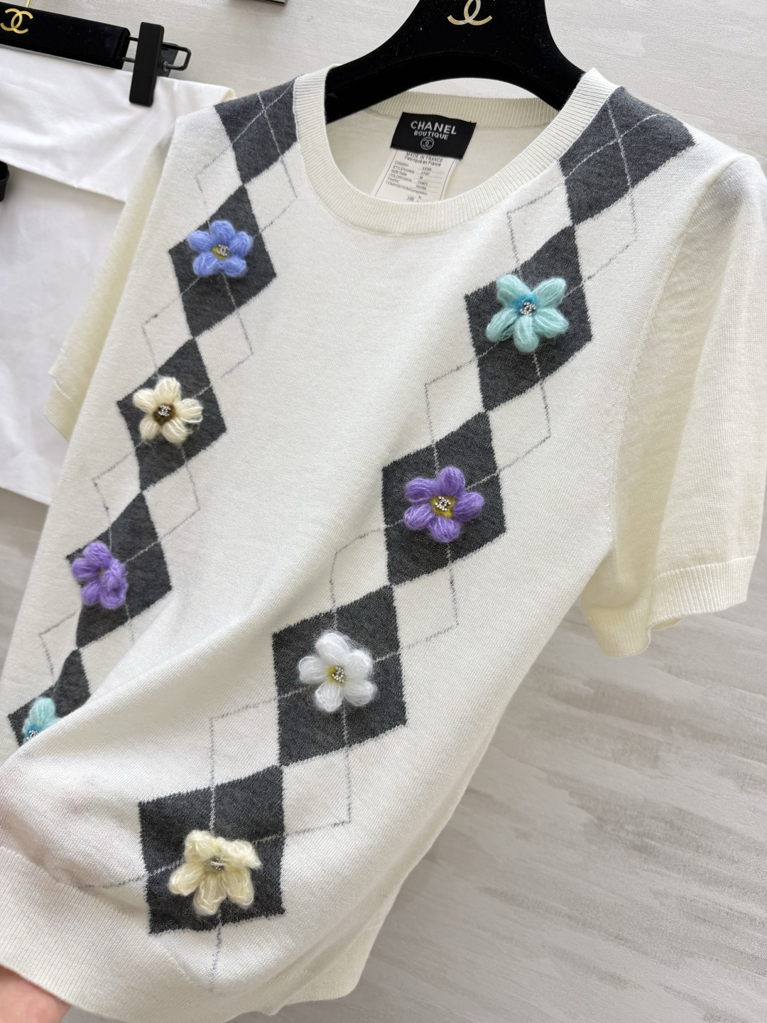 #Chane♡²⁶山茶花菱格短袖针织衫｜ 经典菱格纹 立体手工山茶花 每一朵都缀着双C标！奶白/花灰两色