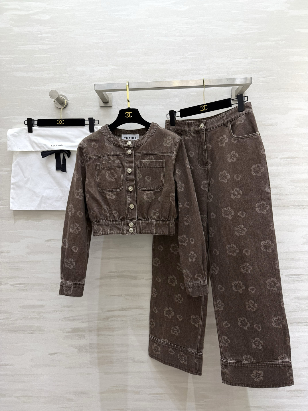 #Chane♡²⁶山茶花做旧牛仔阔腿裤 「复古贵气」焊在身上的神裤！做旧水洗棕调牛仔 满印山茶花暗纹 低