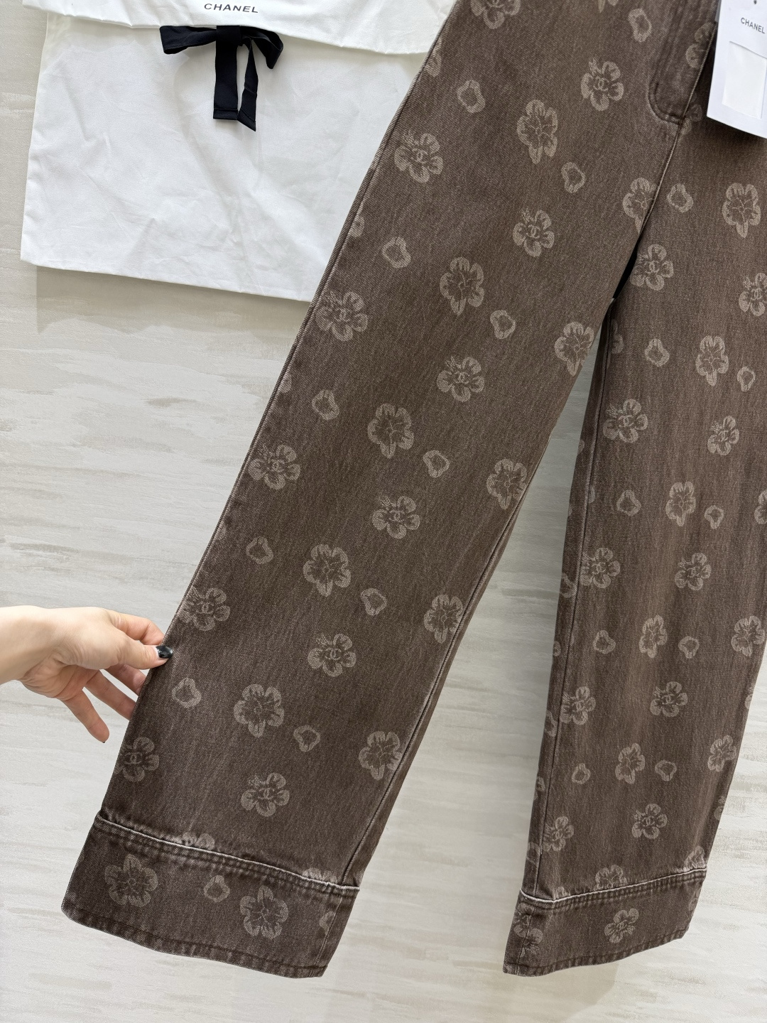 #Chane♡²⁶山茶花做旧牛仔阔腿裤 「复古贵气」焊在身上的神裤！做旧水洗棕调牛仔 满印山茶花暗纹 低