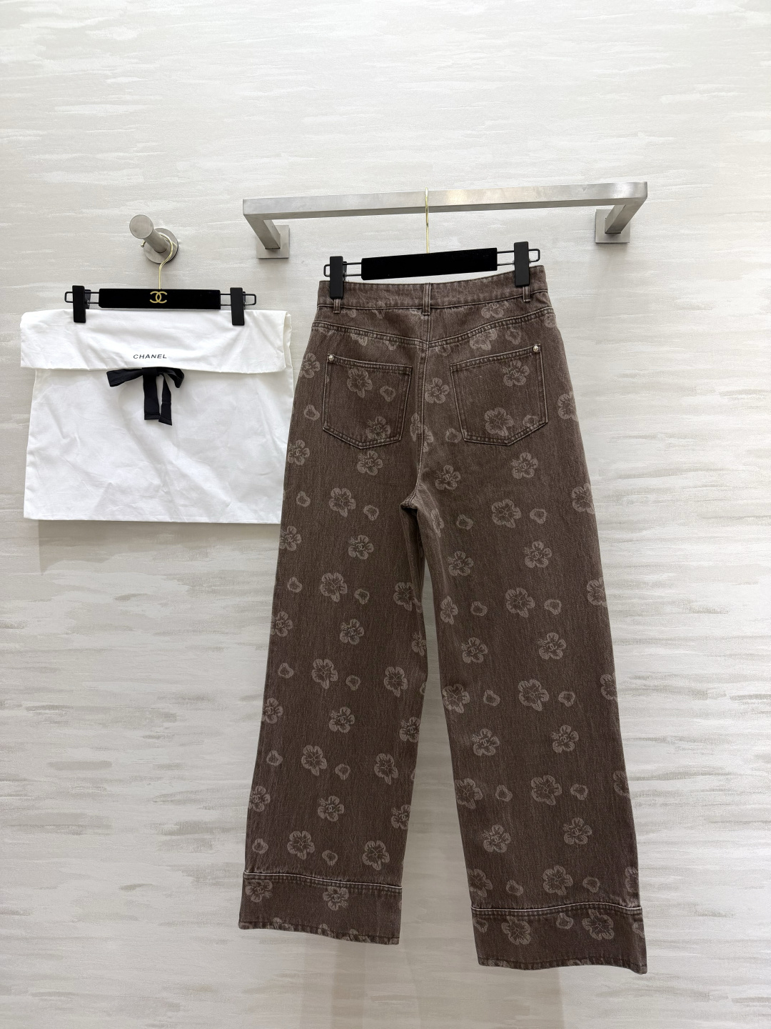 #Chane♡²⁶山茶花做旧牛仔阔腿裤 「复古贵气」焊在身上的神裤！做旧水洗棕调牛仔 满印山茶花暗纹 低