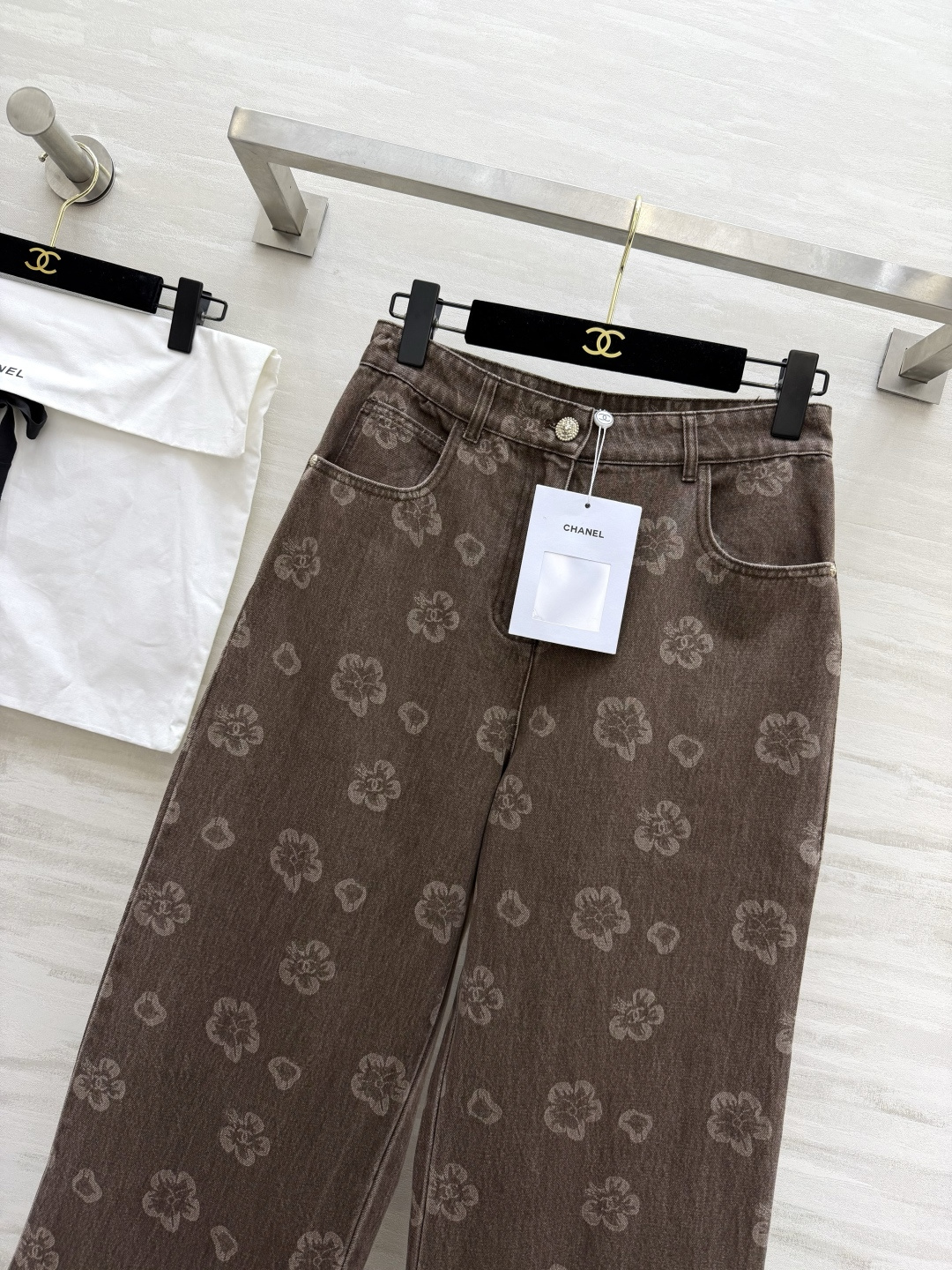 #Chane♡²⁶山茶花做旧牛仔阔腿裤 「复古贵气」焊在身上的神裤！做旧水洗棕调牛仔 满印山茶花暗纹 低