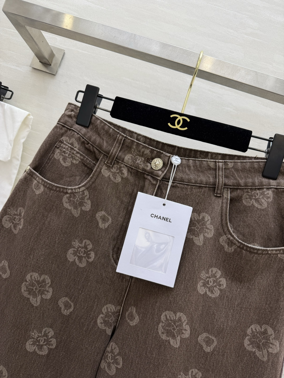 #Chane♡²⁶山茶花做旧牛仔阔腿裤 「复古贵气」焊在身上的神裤！做旧水洗棕调牛仔 满印山茶花暗纹 低