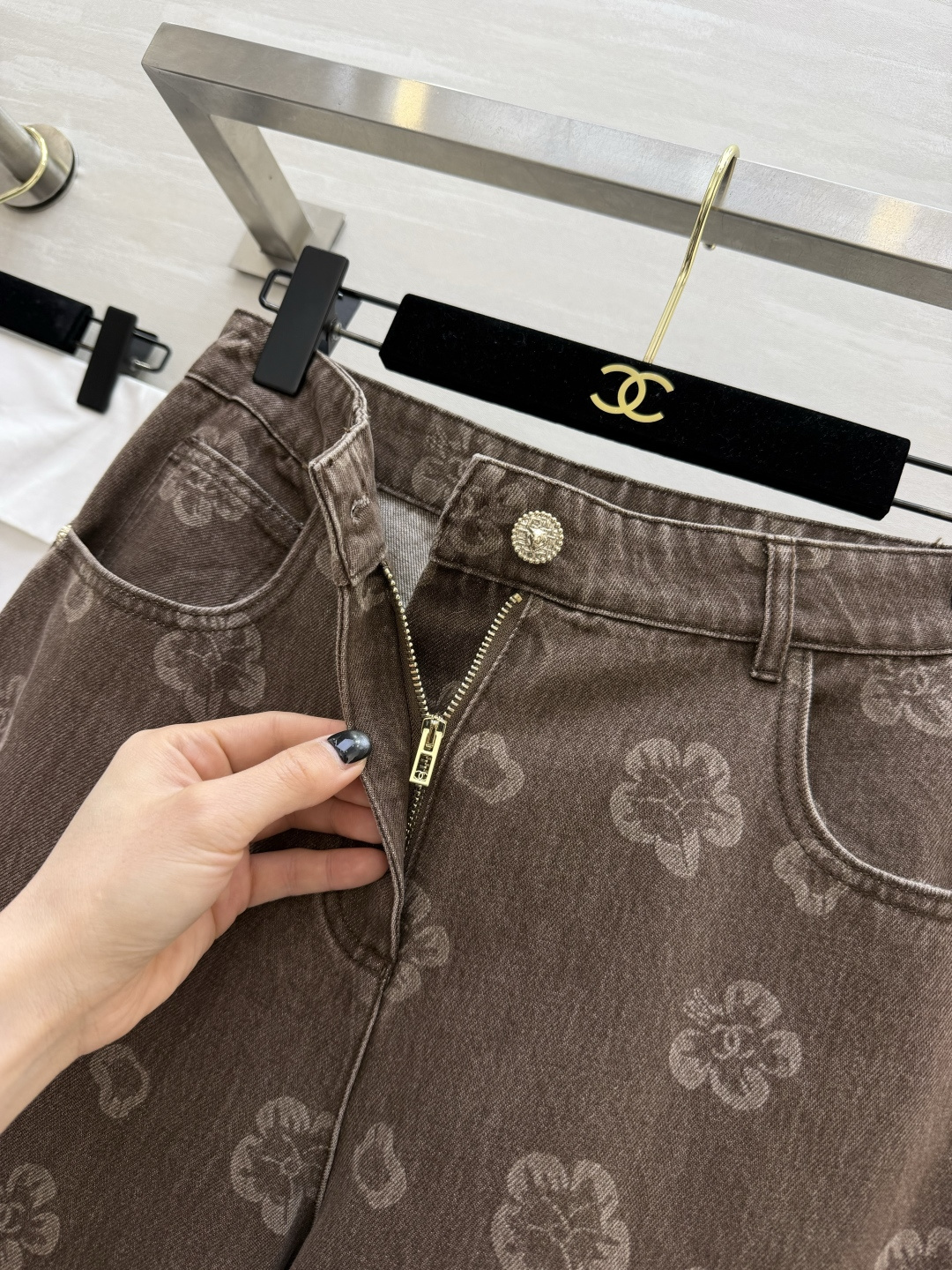 #Chane♡²⁶山茶花做旧牛仔阔腿裤 「复古贵气」焊在身上的神裤！做旧水洗棕调牛仔 满印山茶花暗纹 低