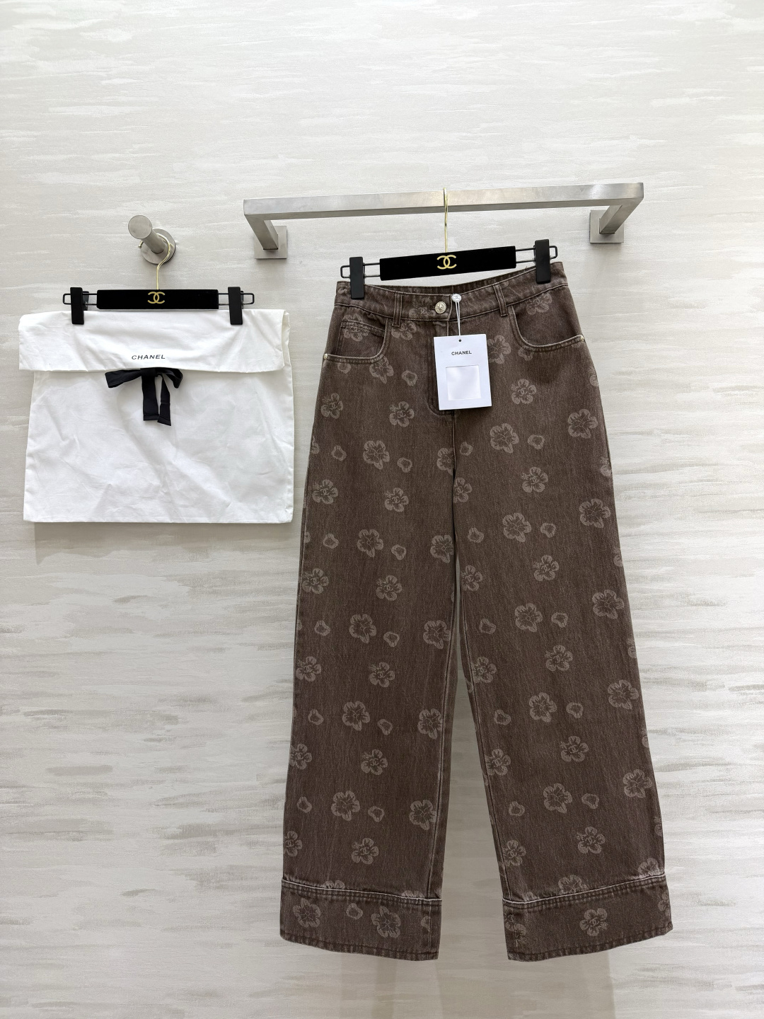 #Chane♡²⁶山茶花做旧牛仔阔腿裤 「复古贵气」焊在身上的神裤！做旧水洗棕调牛仔 满印山茶花暗纹 低