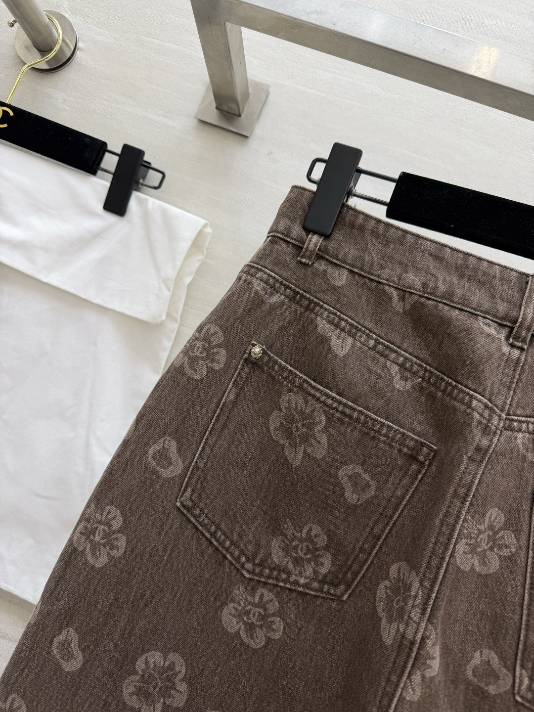 #Chane♡²⁶山茶花做旧牛仔阔腿裤 「复古贵气」焊在身上的神裤！做旧水洗棕调牛仔 满印山茶花暗纹 低