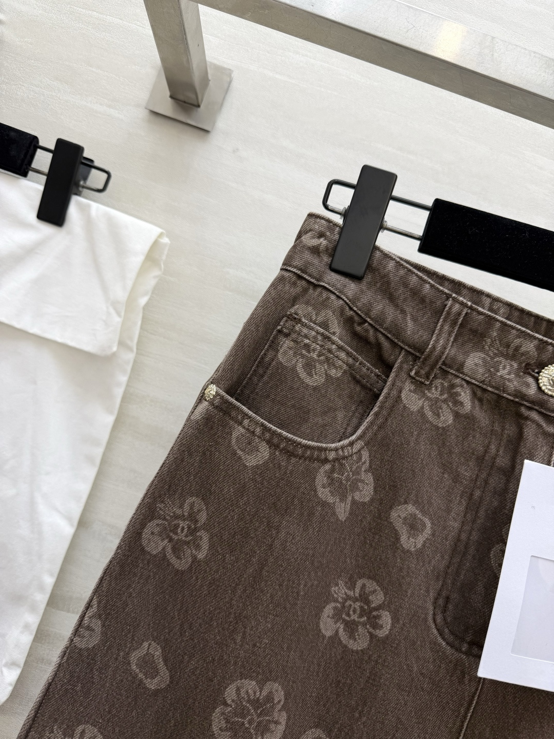 #Chane♡²⁶山茶花做旧牛仔阔腿裤 「复古贵气」焊在身上的神裤！做旧水洗棕调牛仔 满印山茶花暗纹 低