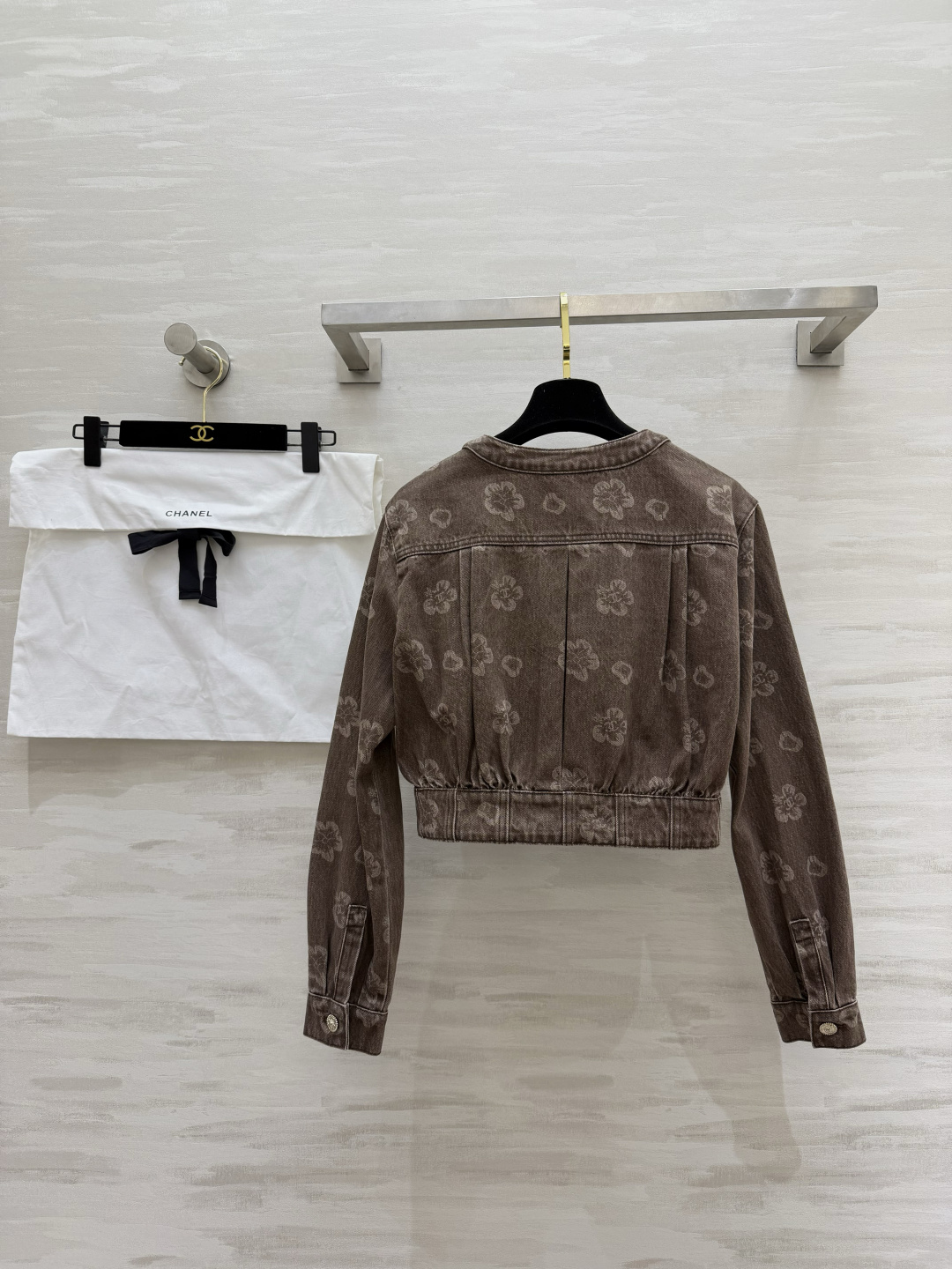 #Chane♡²⁶山茶花做旧牛仔短外套 把「复古贵气」焊在身上的一件！做旧水洗棕调牛仔 满印山茶花暗纹 