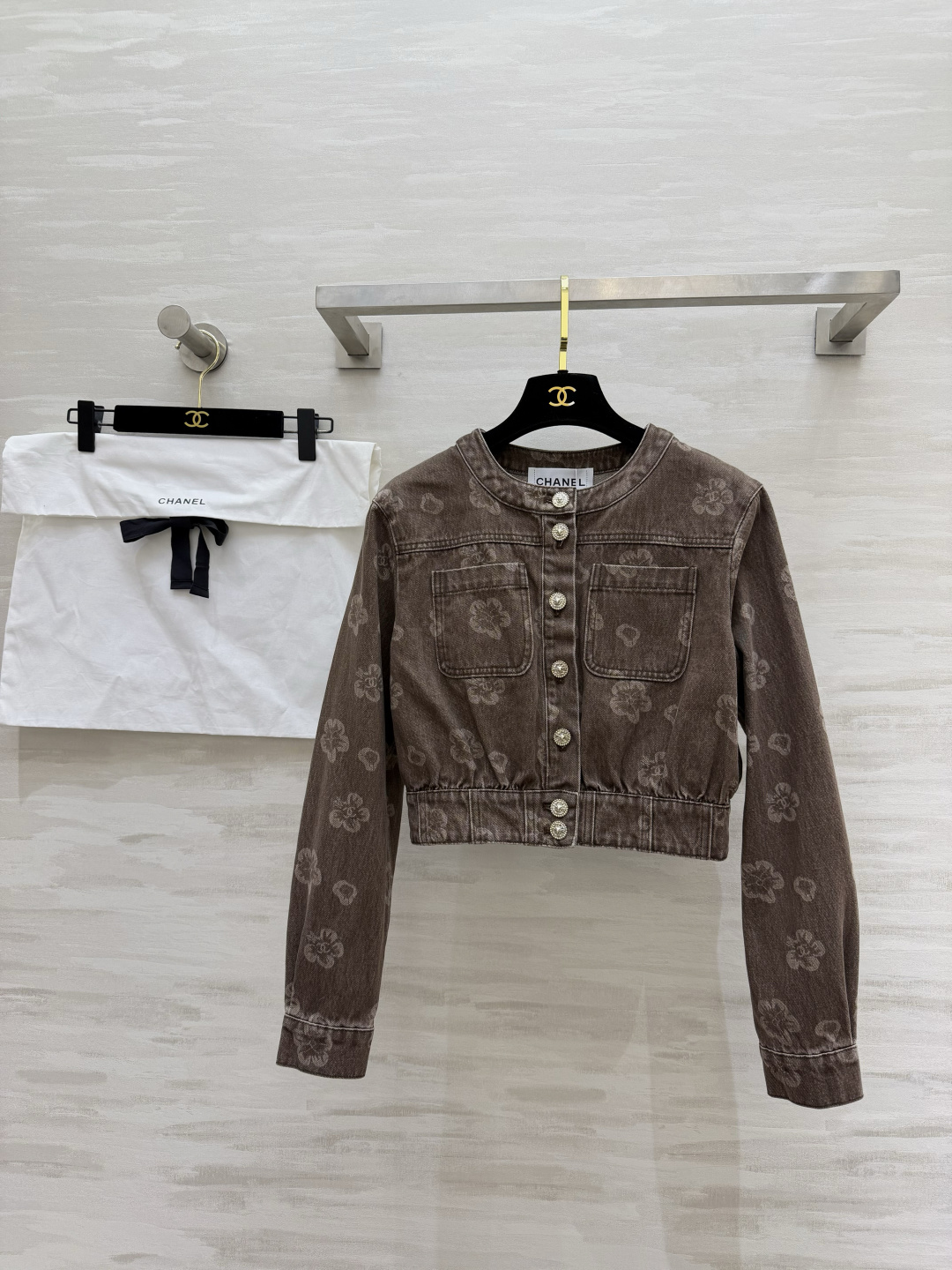 #Chane♡²⁶山茶花做旧牛仔短外套 把「复古贵气」焊在身上的一件！做旧水洗棕调牛仔 满印山茶花暗纹 