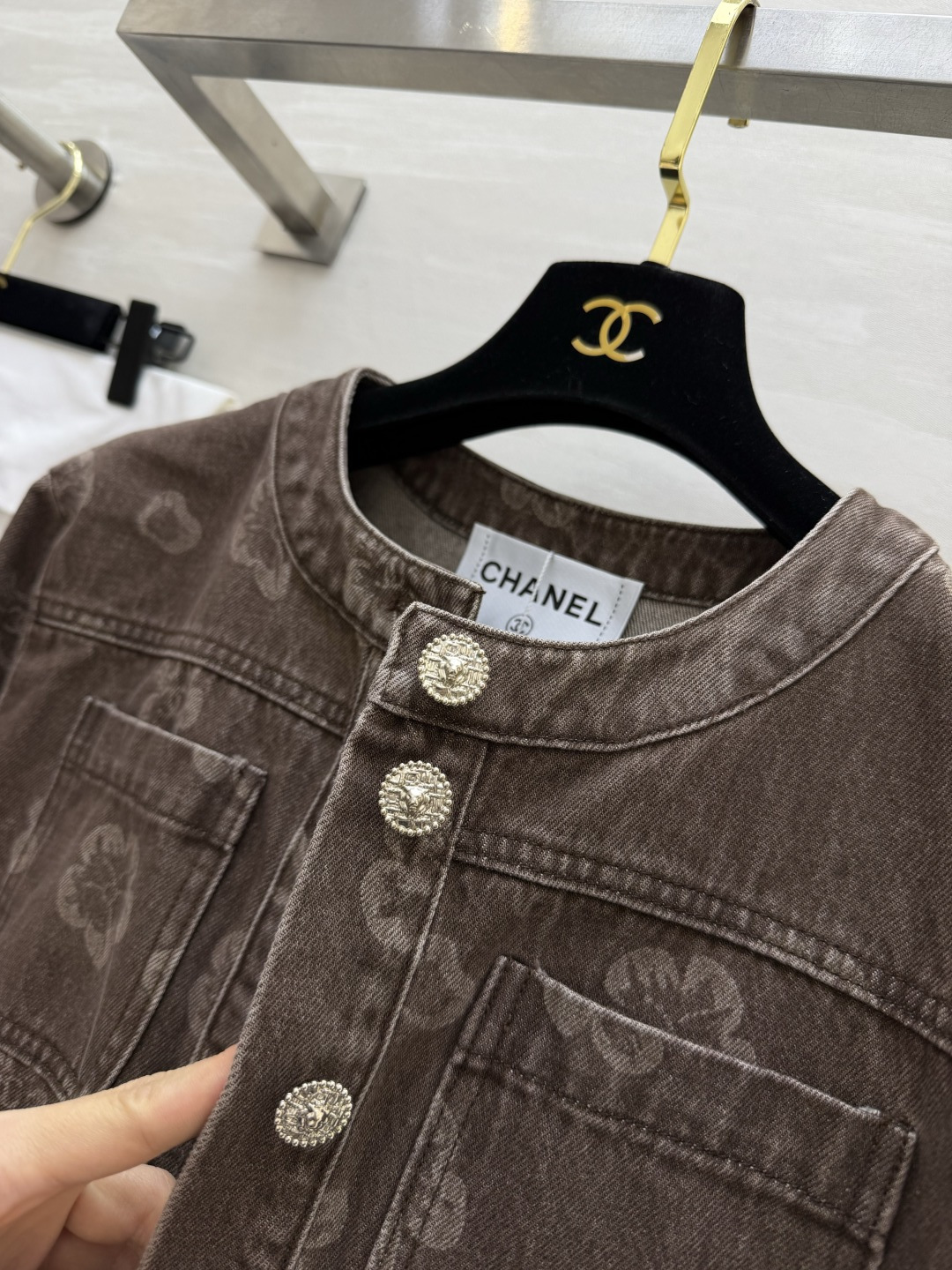 #Chane♡²⁶山茶花做旧牛仔短外套 把「复古贵气」焊在身上的一件！做旧水洗棕调牛仔 满印山茶花暗纹 