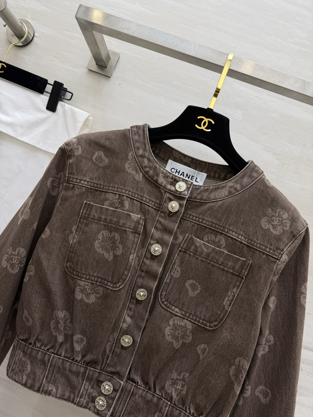 #Chane♡²⁶山茶花做旧牛仔短外套 把「复古贵气」焊在身上的一件！做旧水洗棕调牛仔 满印山茶花暗纹 