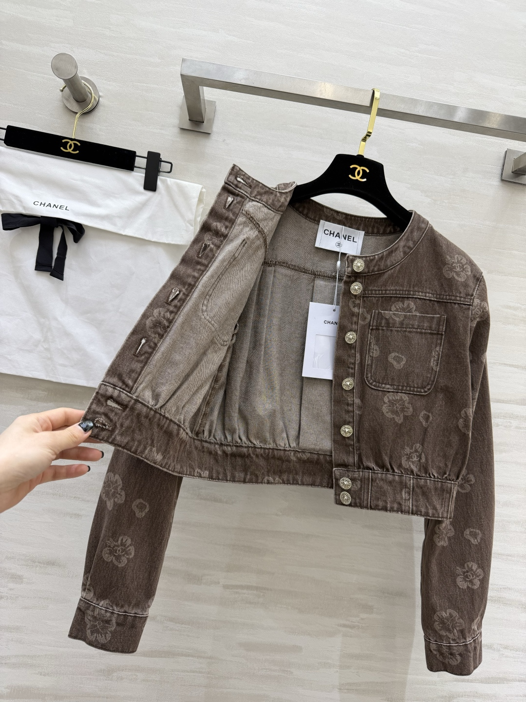 #Chane♡²⁶山茶花做旧牛仔短外套 把「复古贵气」焊在身上的一件！做旧水洗棕调牛仔 满印山茶花暗纹 