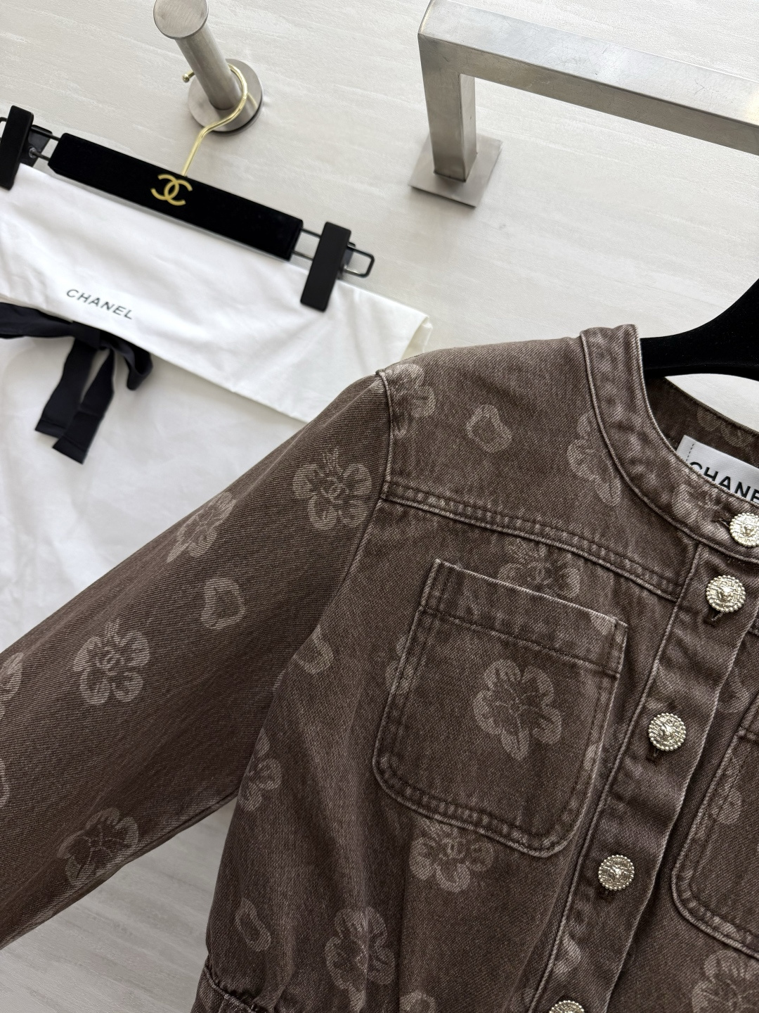 #Chane♡²⁶山茶花做旧牛仔短外套 把「复古贵气」焊在身上的一件！做旧水洗棕调牛仔 满印山茶花暗纹 