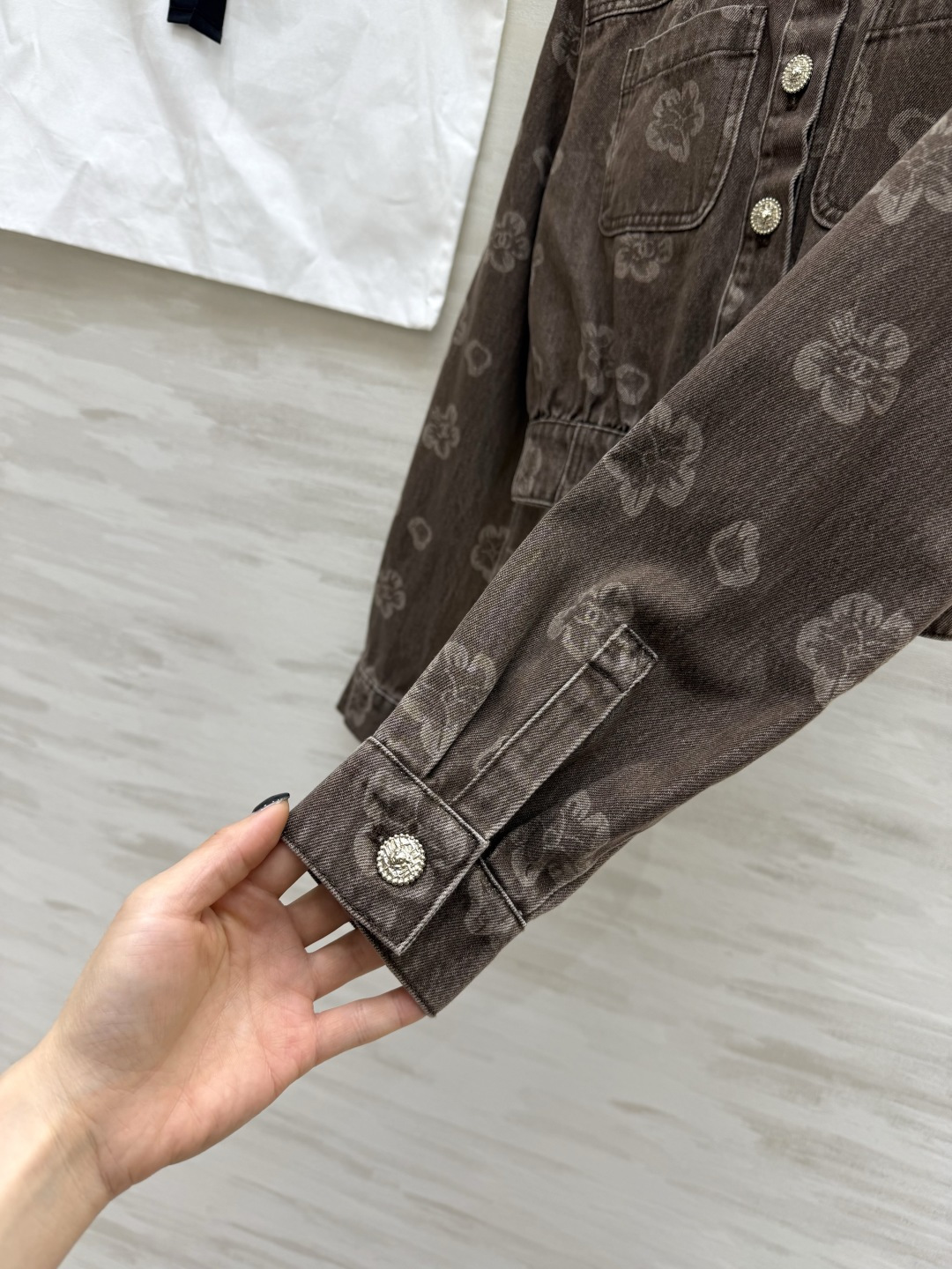 #Chane♡²⁶山茶花做旧牛仔短外套 把「复古贵气」焊在身上的一件！做旧水洗棕调牛仔 满印山茶花暗纹 