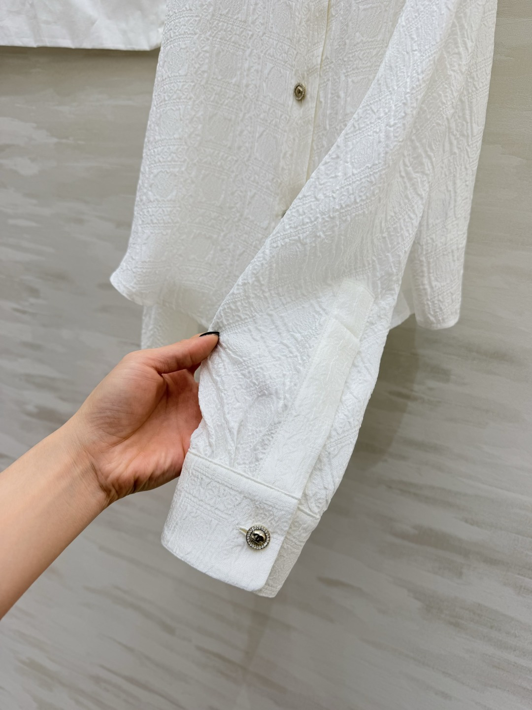 #Chane♡²⁶露肩提花衬衫 把「优雅」刻进DNA里的一件！立体提花肌理自带高级感 纯白干净又显贵！小