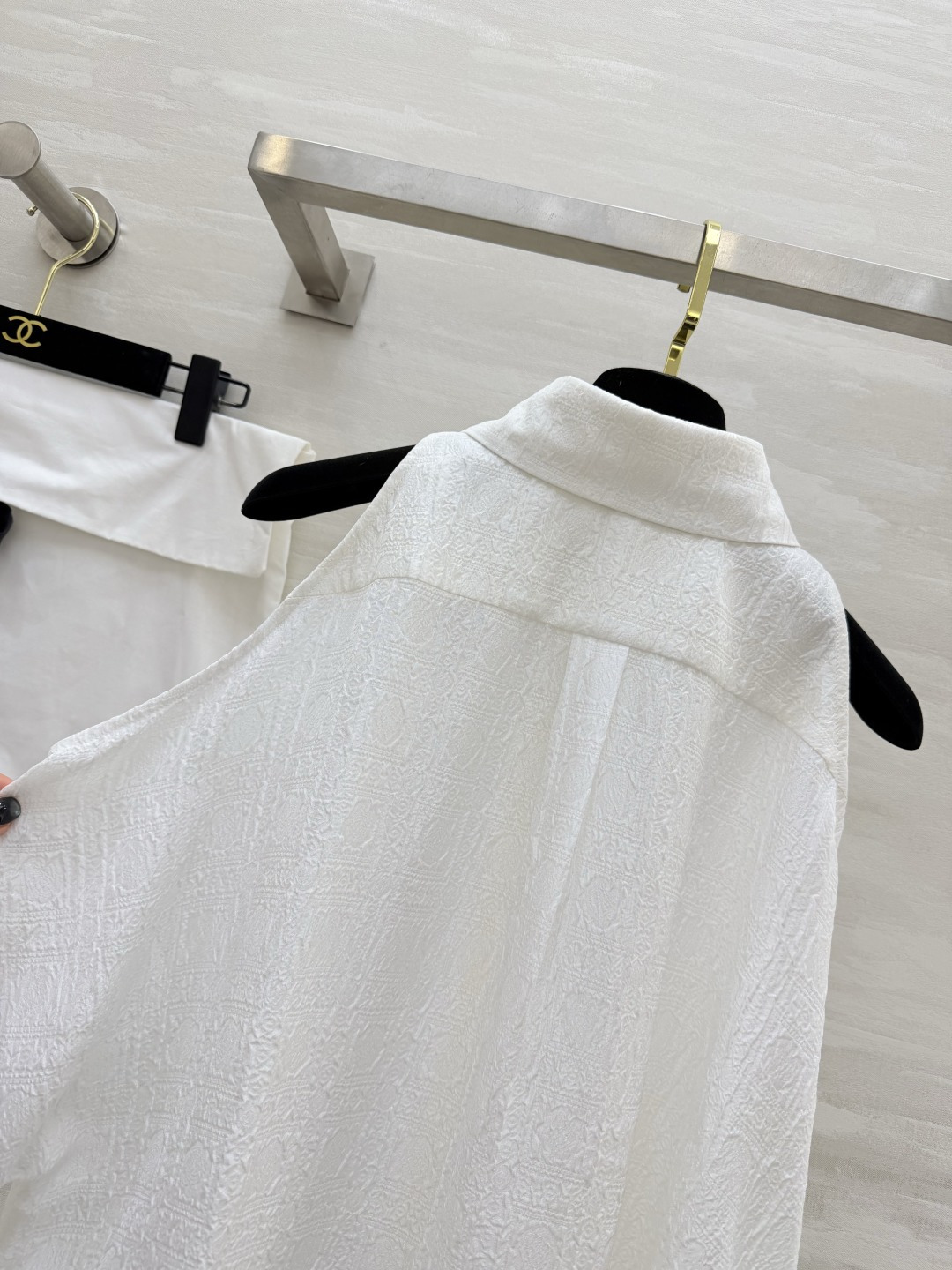 #Chane♡²⁶露肩提花衬衫 把「优雅」刻进DNA里的一件！立体提花肌理自带高级感 纯白干净又显贵！小