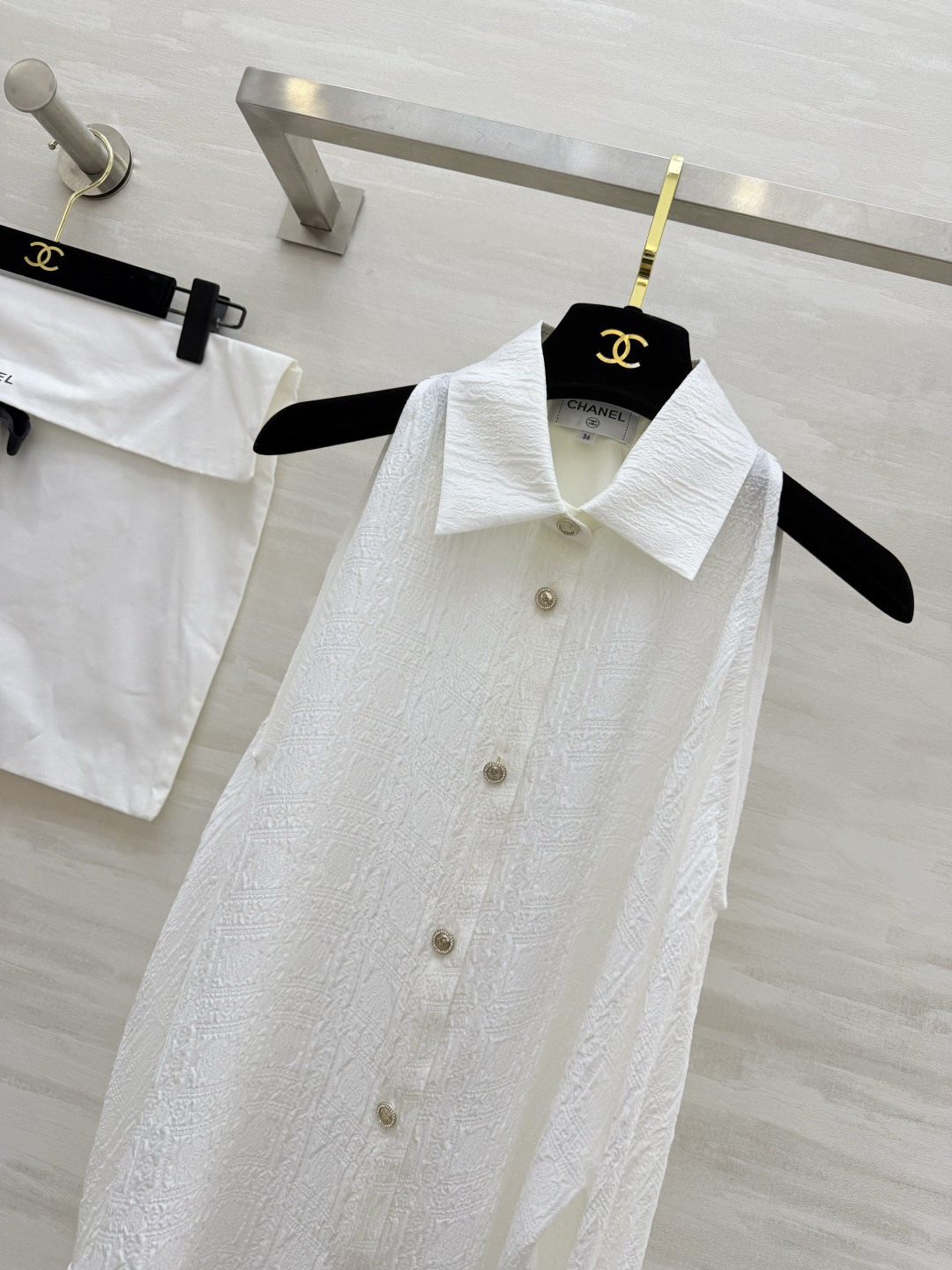 #Chane♡²⁶露肩提花衬衫 把「优雅」刻进DNA里的一件！立体提花肌理自带高级感 纯白干净又显贵！小