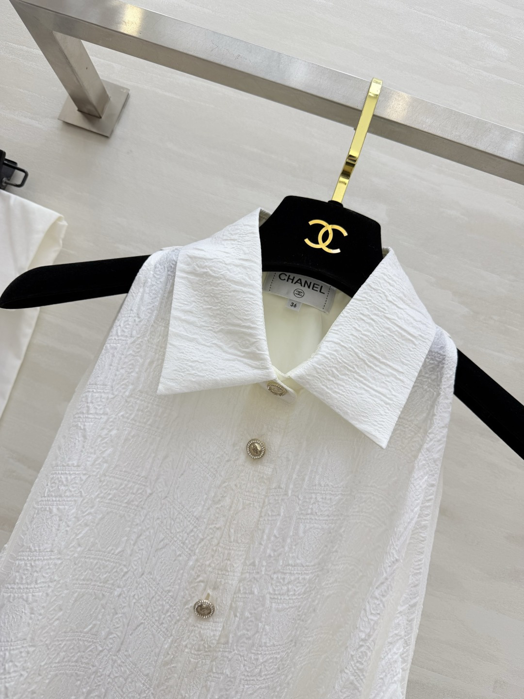 #Chane♡²⁶露肩提花衬衫 把「优雅」刻进DNA里的一件！立体提花肌理自带高级感 纯白干净又显贵！小