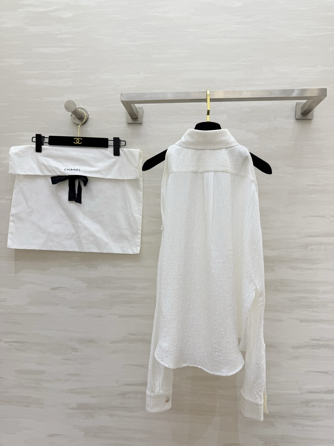 #Chane♡²⁶露肩提花衬衫 把「优雅」刻进DNA里的一件！立体提花肌理自带高级感 纯白干净又显贵！小