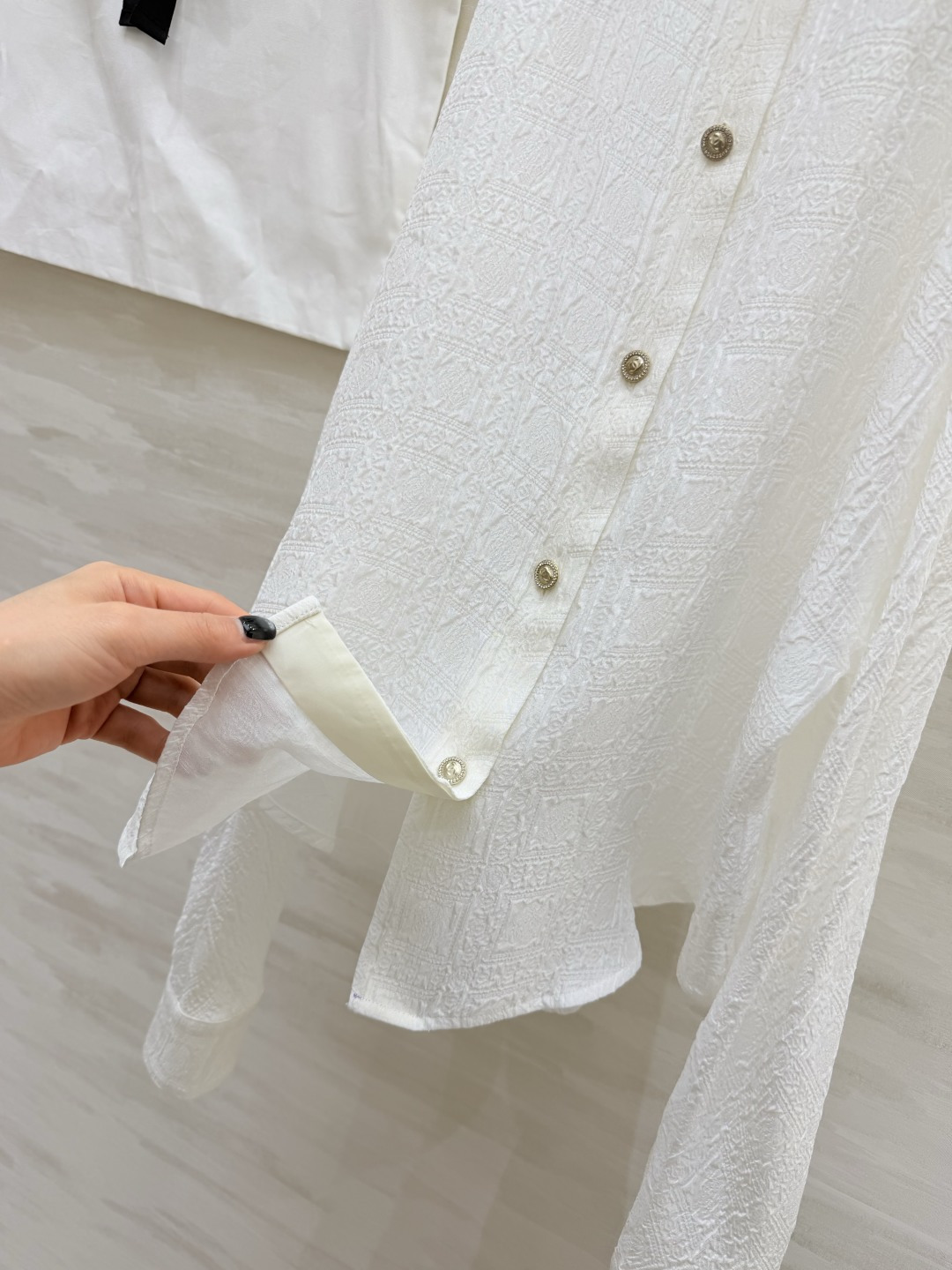 #Chane♡²⁶露肩提花衬衫 把「优雅」刻进DNA里的一件！立体提花肌理自带高级感 纯白干净又显贵！小