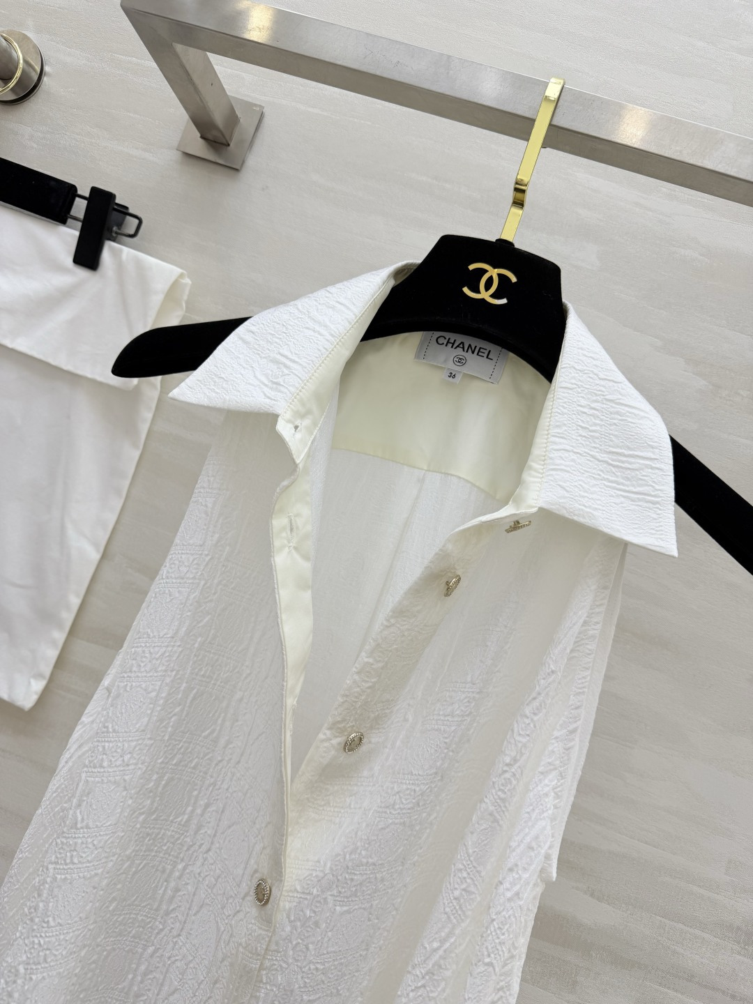 #Chane♡²⁶露肩提花衬衫 把「优雅」刻进DNA里的一件！立体提花肌理自带高级感 纯白干净又显贵！小