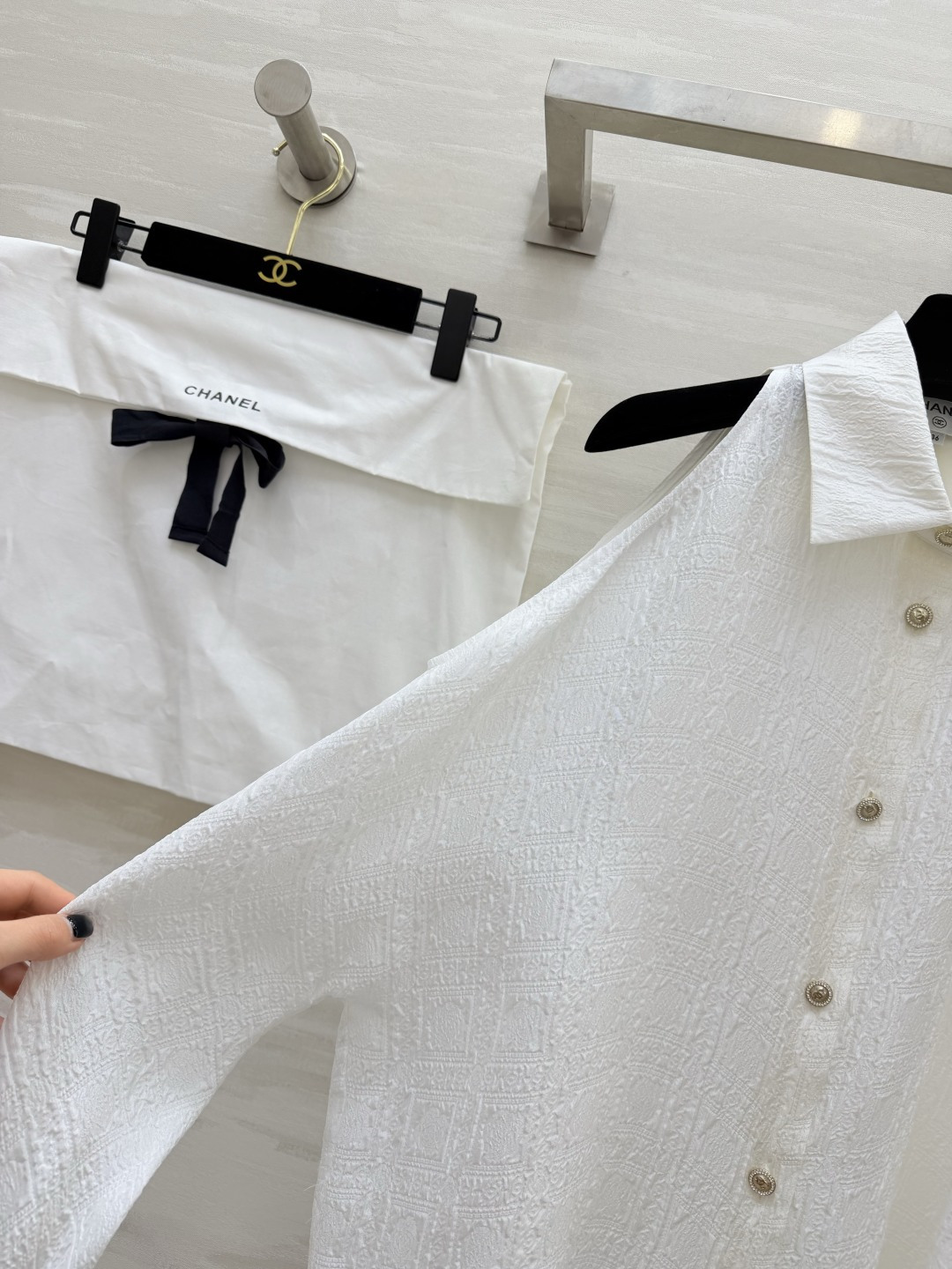 #Chane♡²⁶露肩提花衬衫 把「优雅」刻进DNA里的一件！立体提花肌理自带高级感 纯白干净又显贵！小