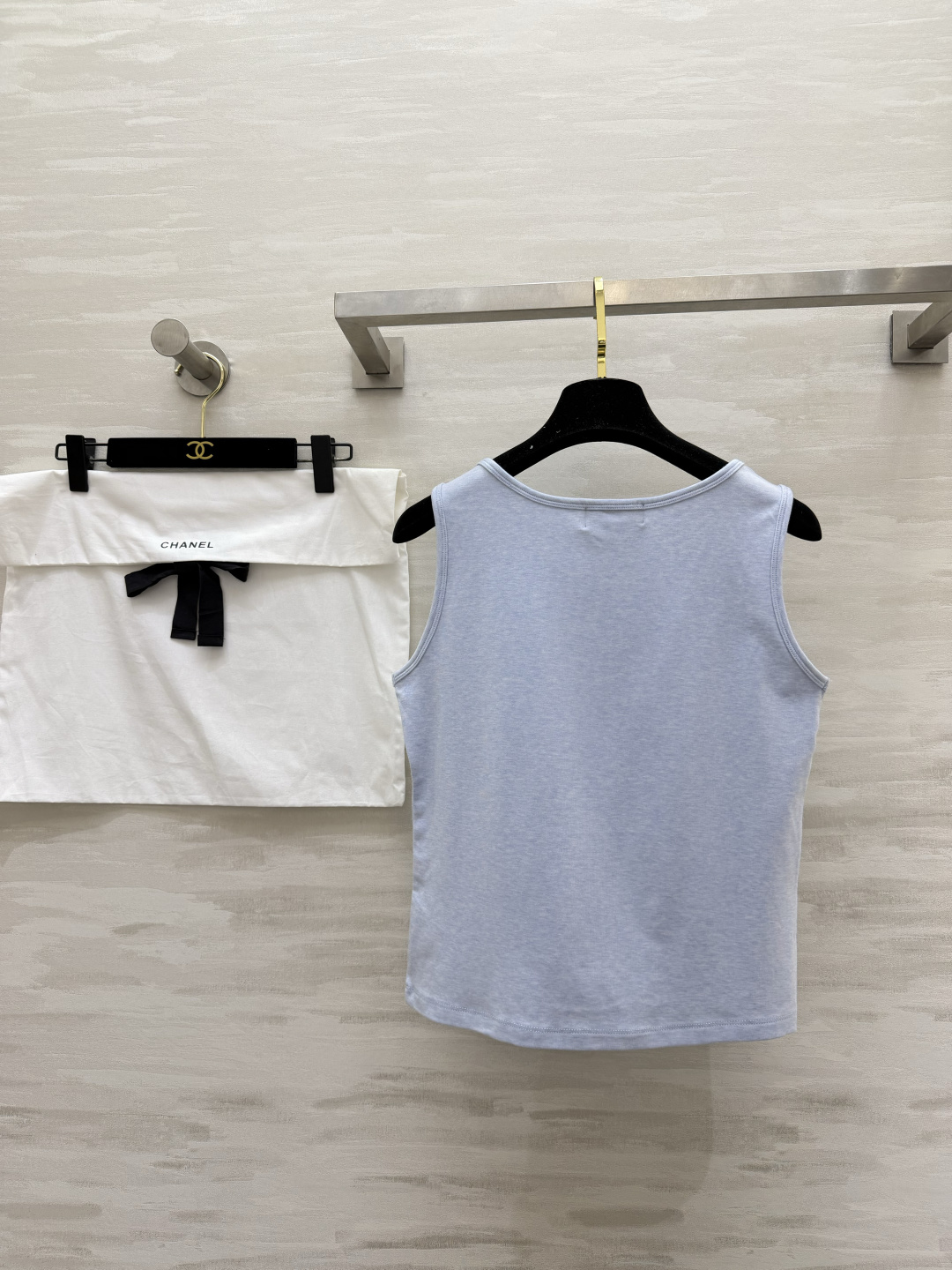 「CHANE♡²⁶中古风双C亮片背心」奶白柔光｜浅蓝清冷｜闪片双C法式精致感拉满！上身即显贵，百搭不挑人